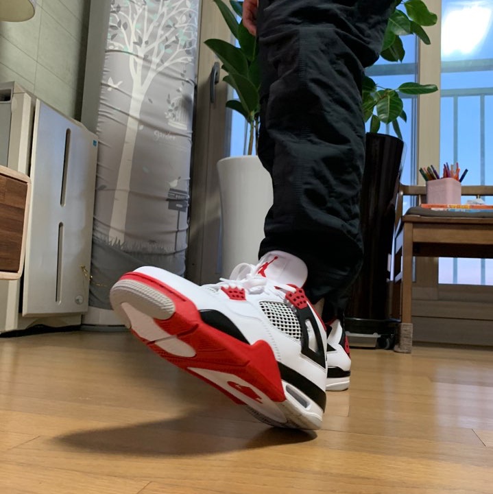 Jordan 4 Retro OG Fire Red 2020 착용 스타일 - 3