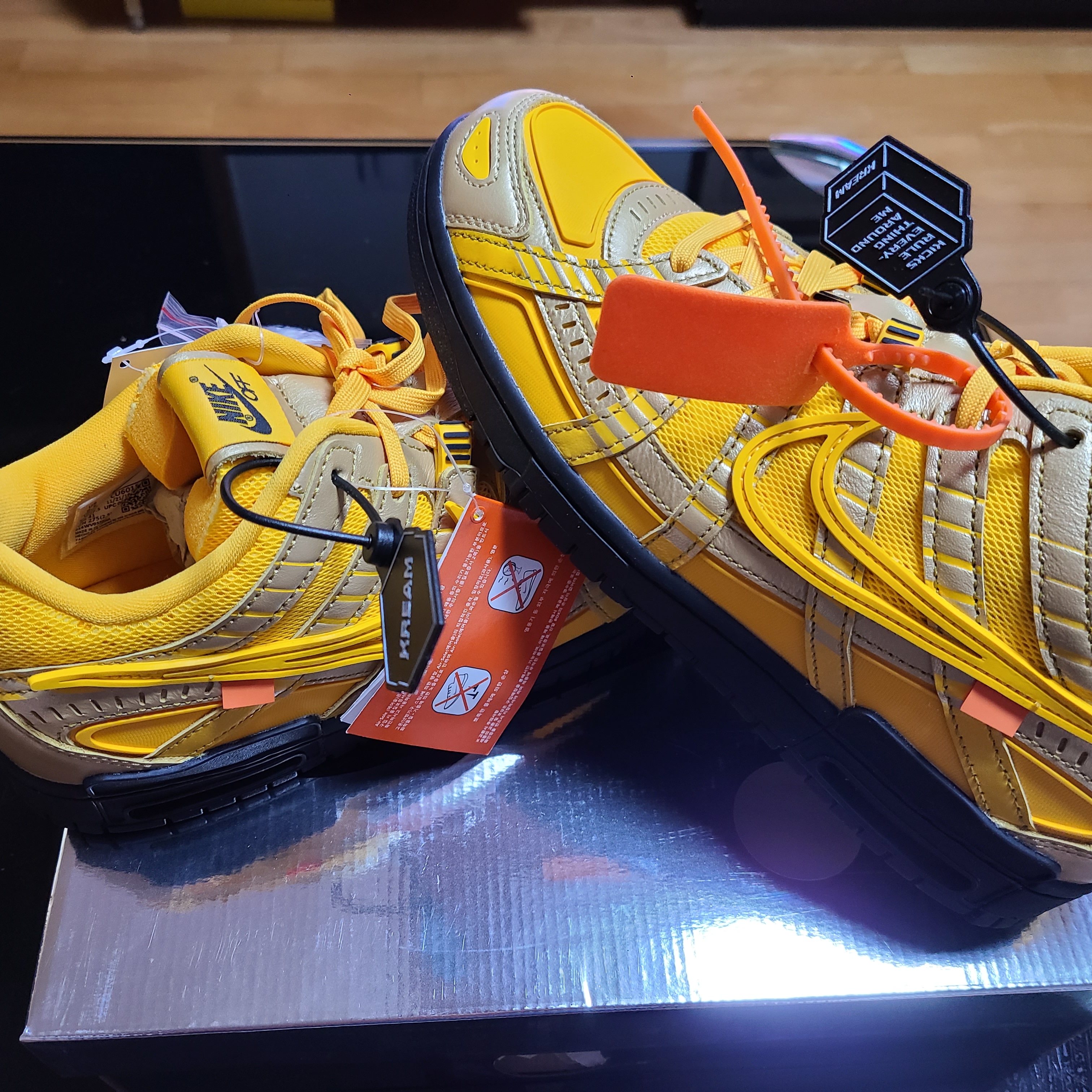 Nike x Off-White Air Rubber Dunk University Gold 착용 스타일 - 2