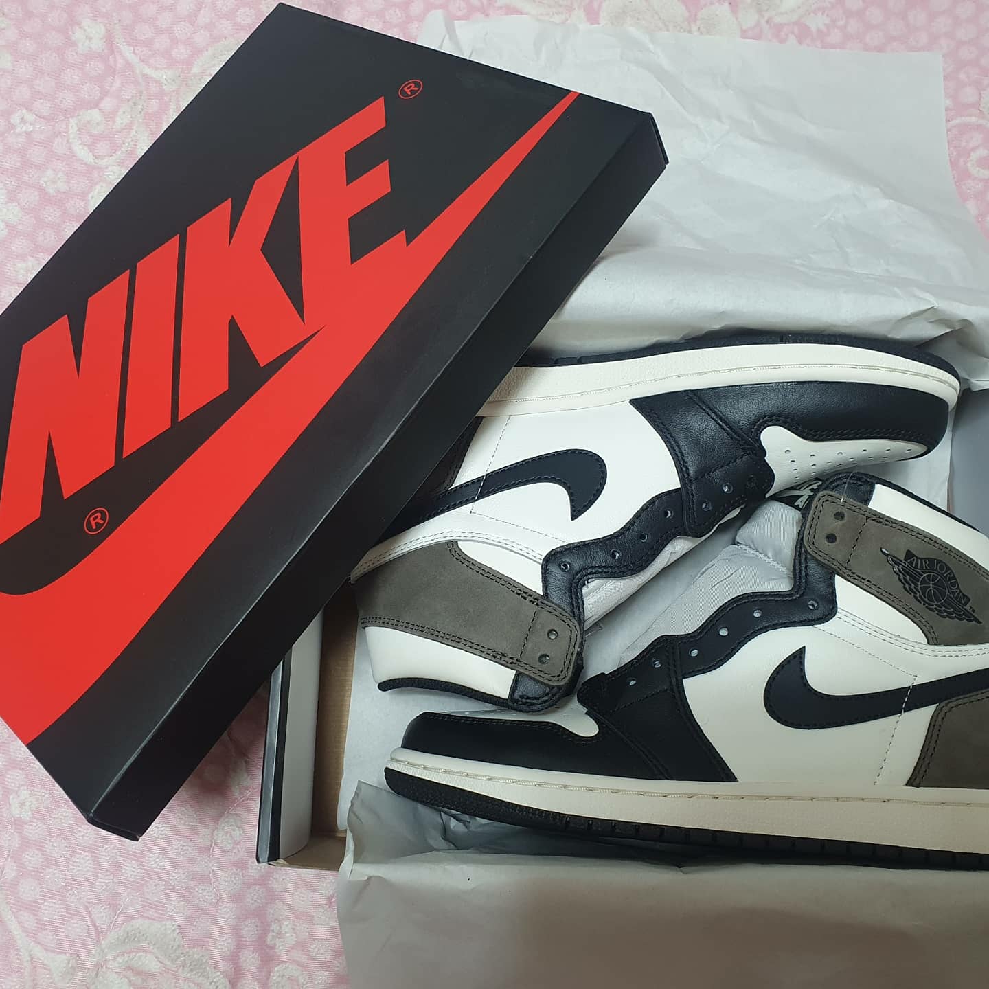 Jordan 1 Retro High OG Black Mocha 착용 스타일