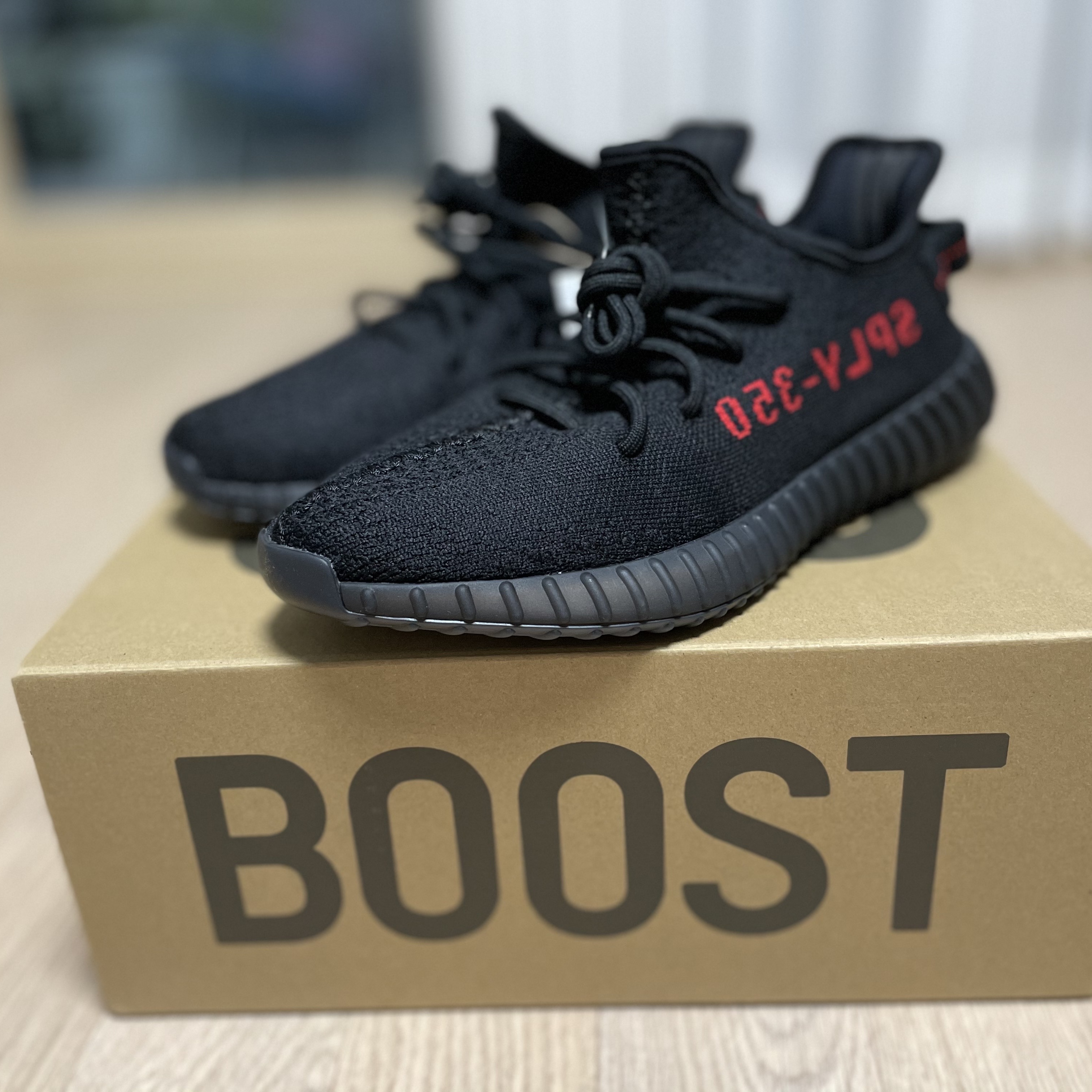 Adidas Yeezy Boost 350 V2 Black Red 2020 착용 스타일