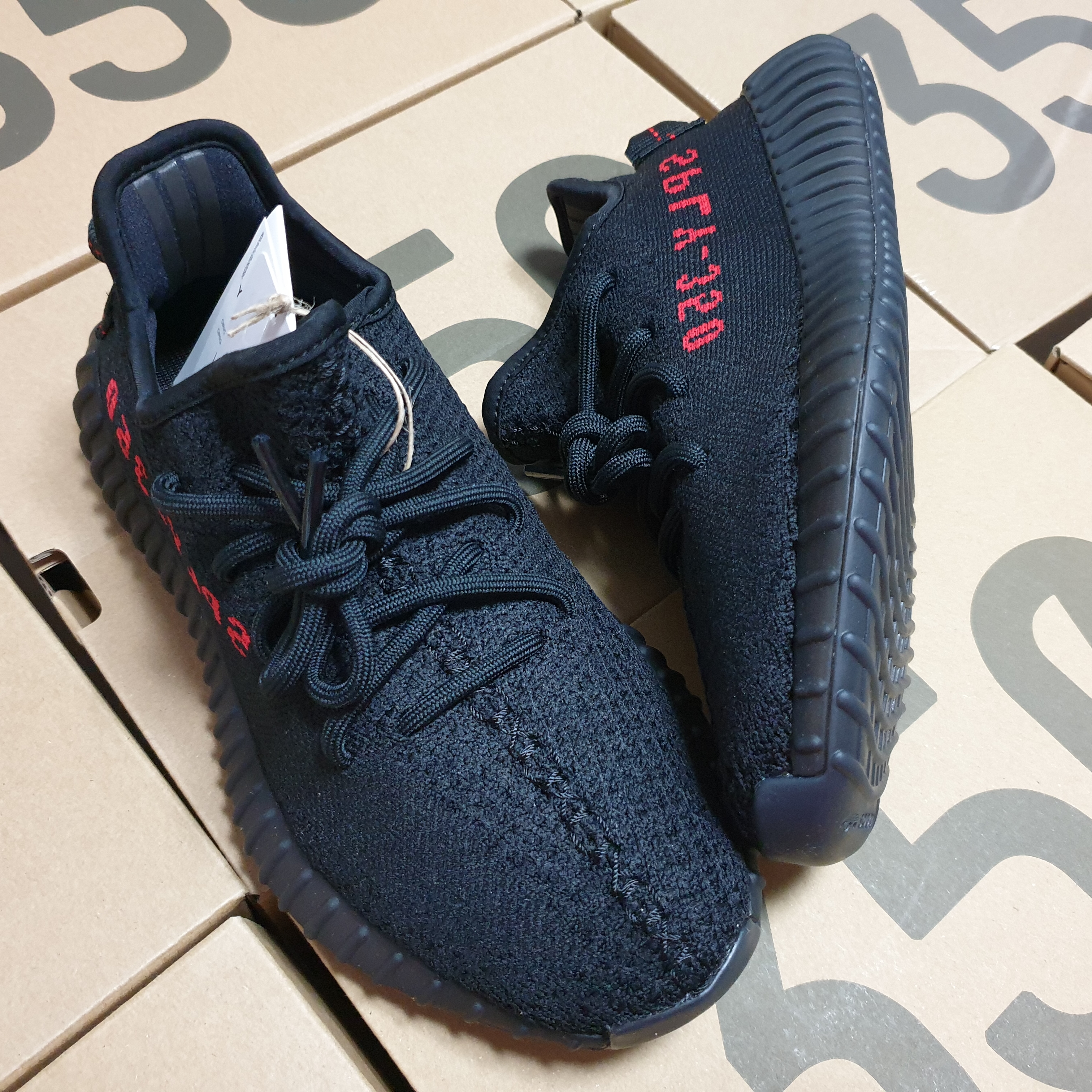 Adidas Yeezy Boost 350 V2 Black Red 2020 착용 스타일 - 1