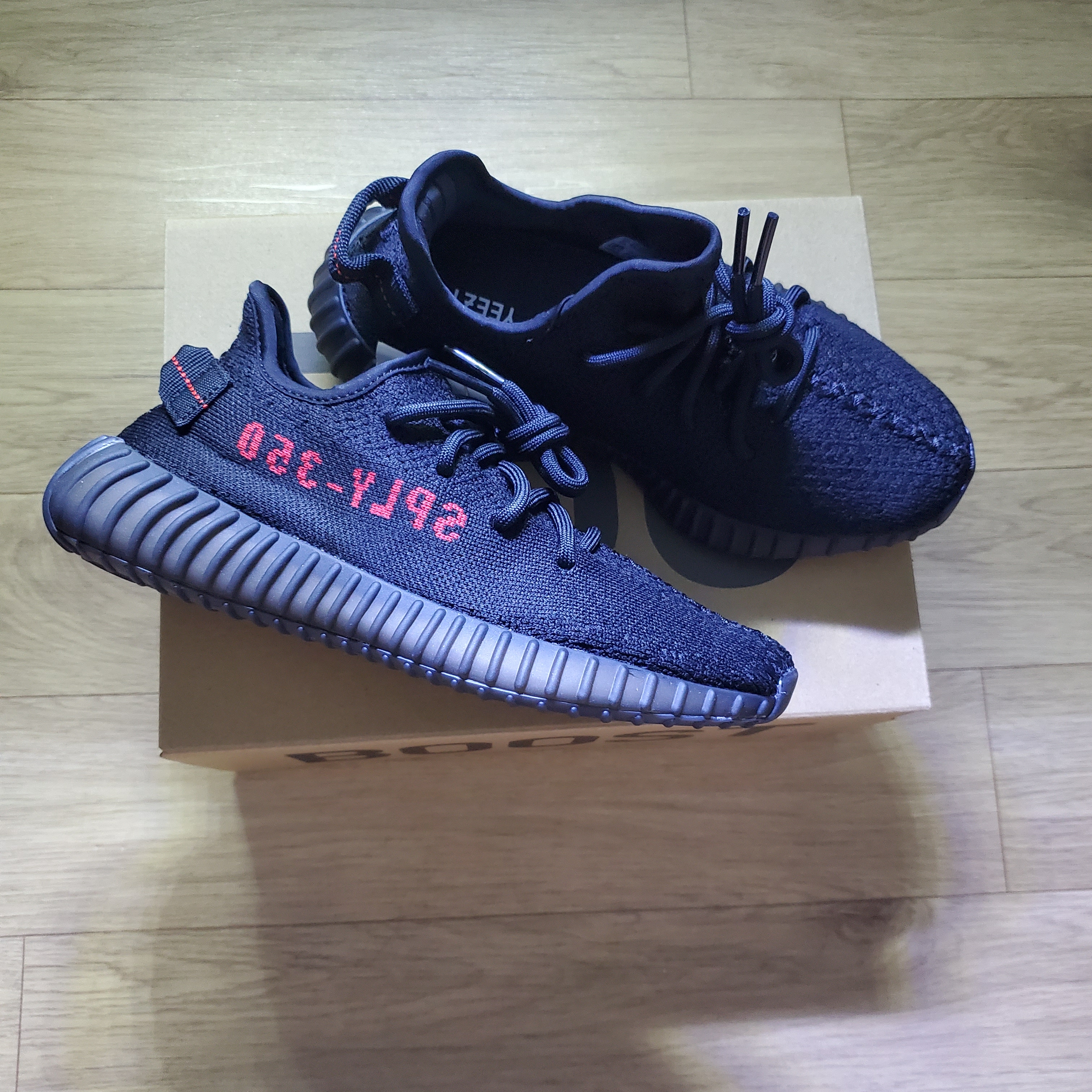 Adidas Yeezy Boost 350 V2 Black Red 2020 착용 스타일