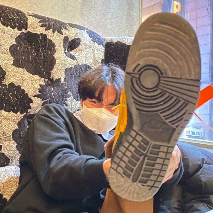 Nike x Off-White Air Rubber Dunk University Gold 착용 스타일 - 2