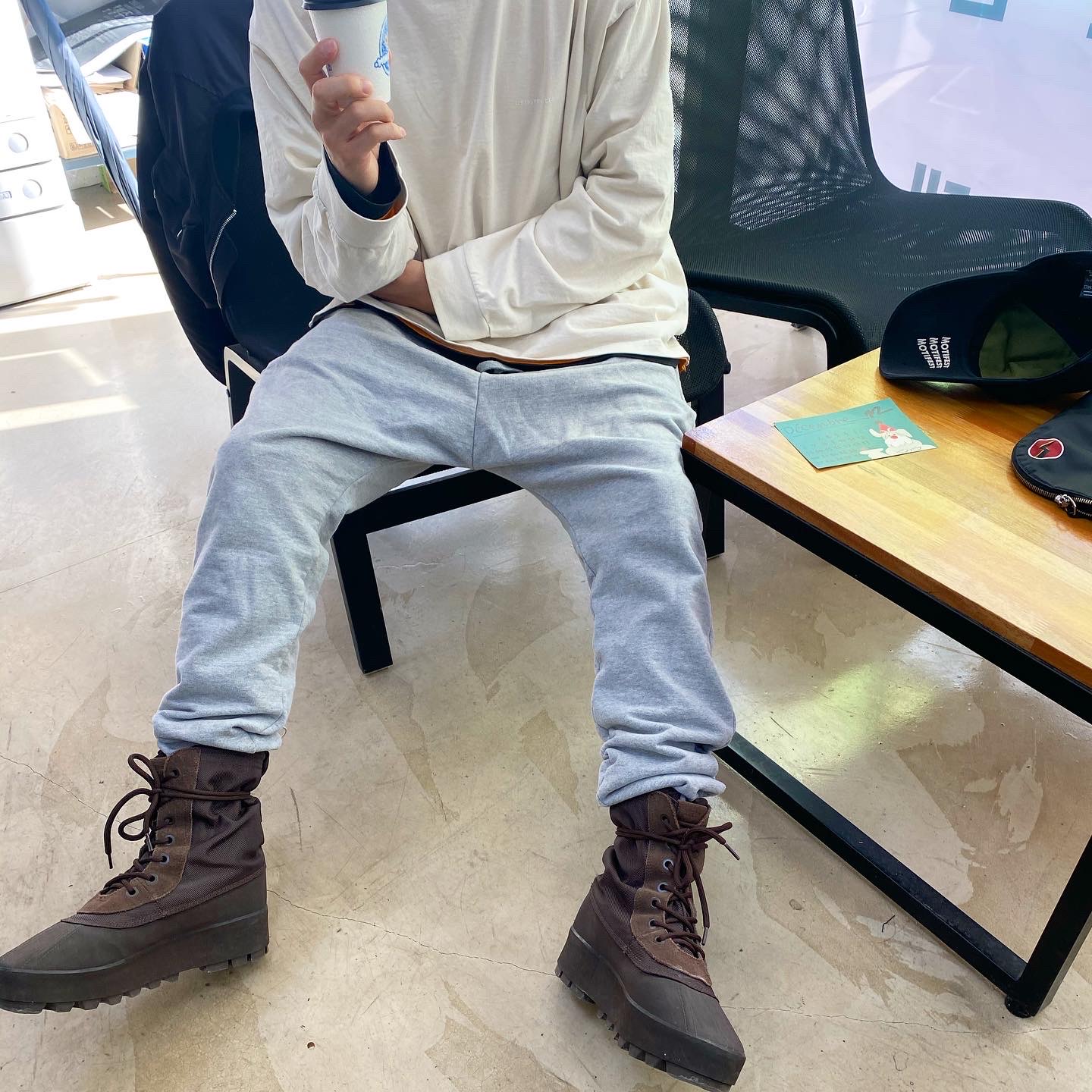 Adidas Yeezy 950 Chocolate 착용 스타일