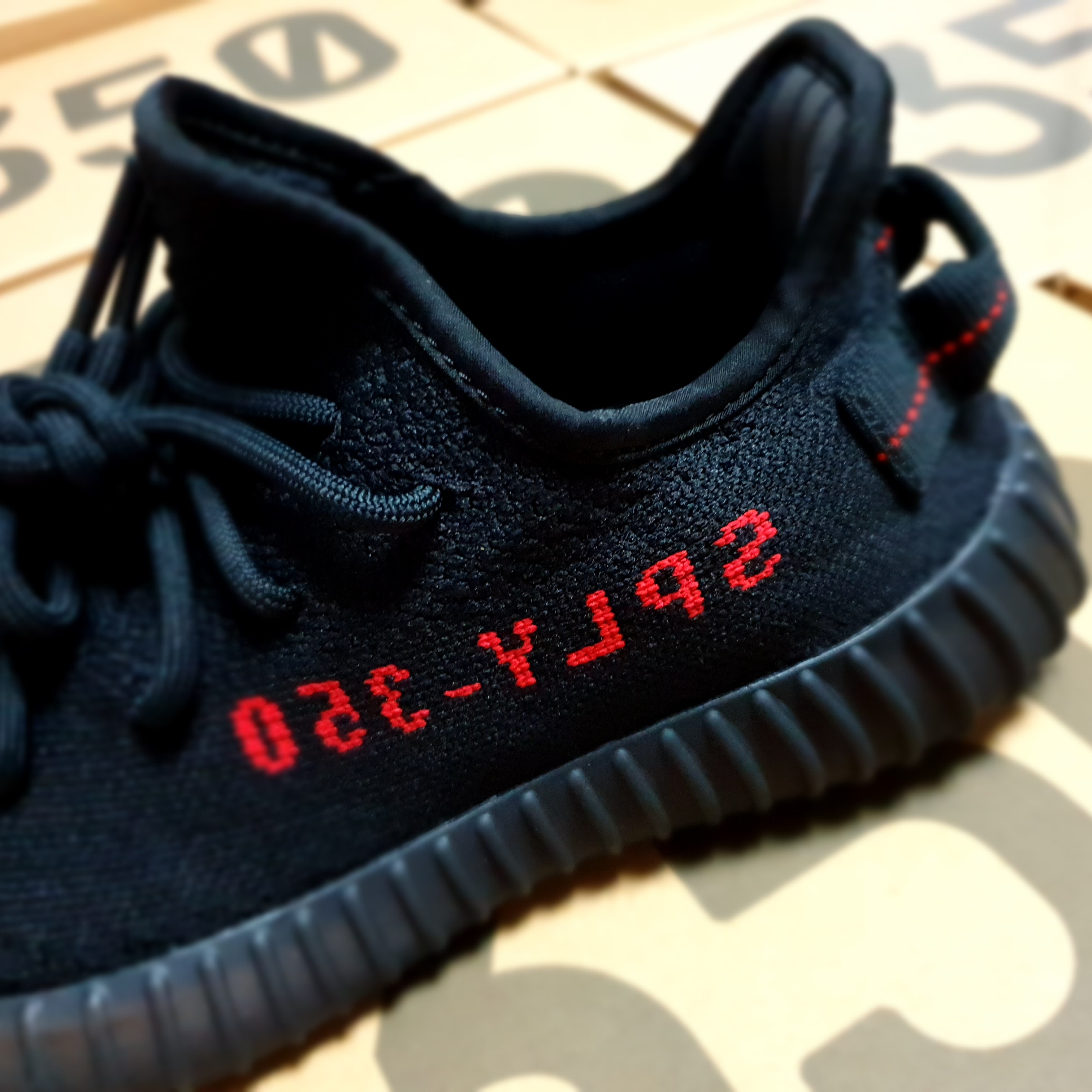 Adidas Yeezy Boost 350 V2 Black Red 2020 착용 스타일 - 3