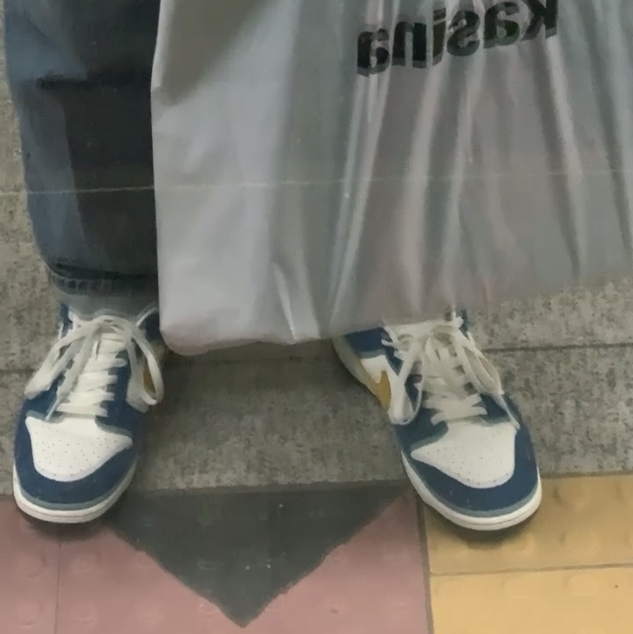 Nike x Kasina Dunk Low 80's Bus, Jordan 1 Retro High OG Black Mocha 착용 스타일