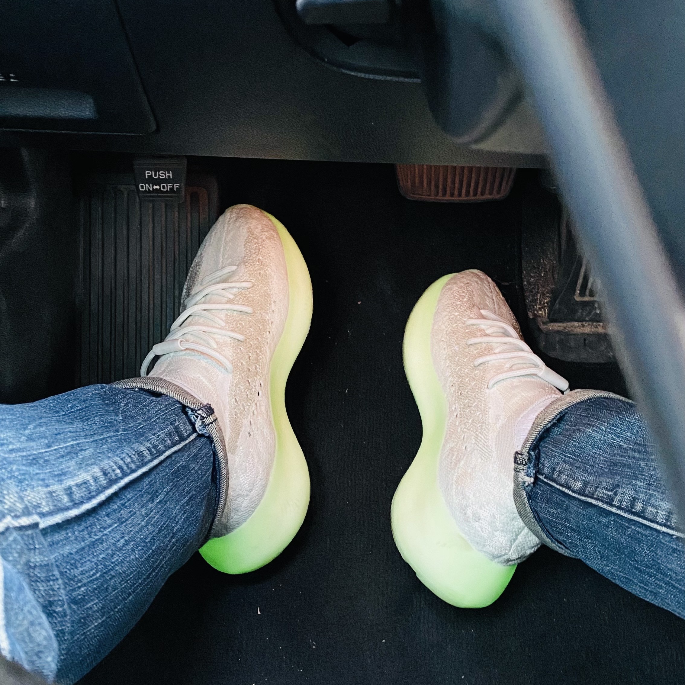Adidas Yeezy Boost 380 Calcite Glow 착용 스타일 - 1