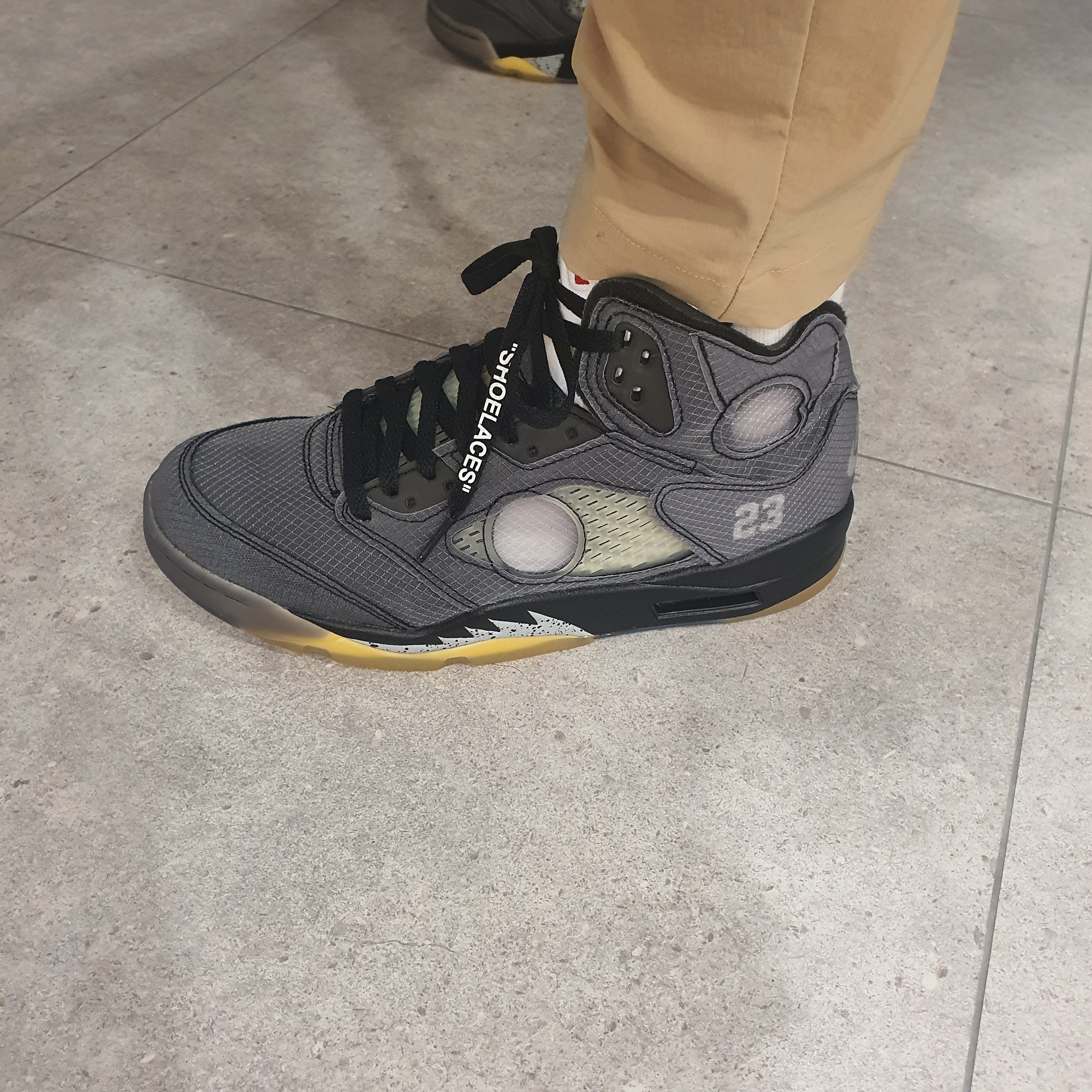 Jordan 5 x Off-White Retro SP Black Muslin 착용 스타일 - 2