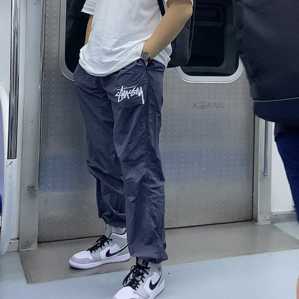 Jordan 1 Mid Light Smoke Grey, Nike x Stussy Beach Pants Off Noir 착용 스타일