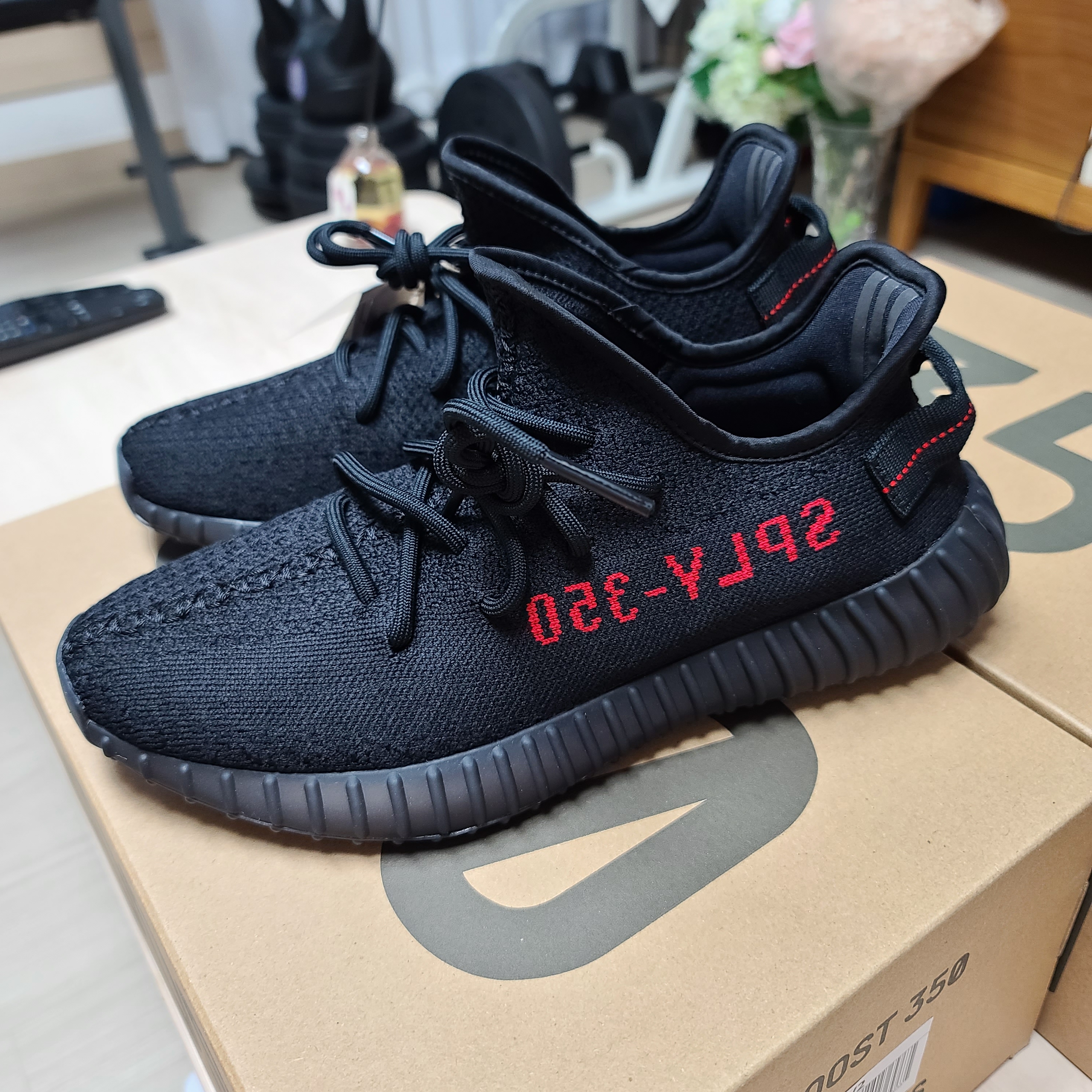 Adidas Yeezy Boost 350 V2 Black Red 2020 착용 스타일