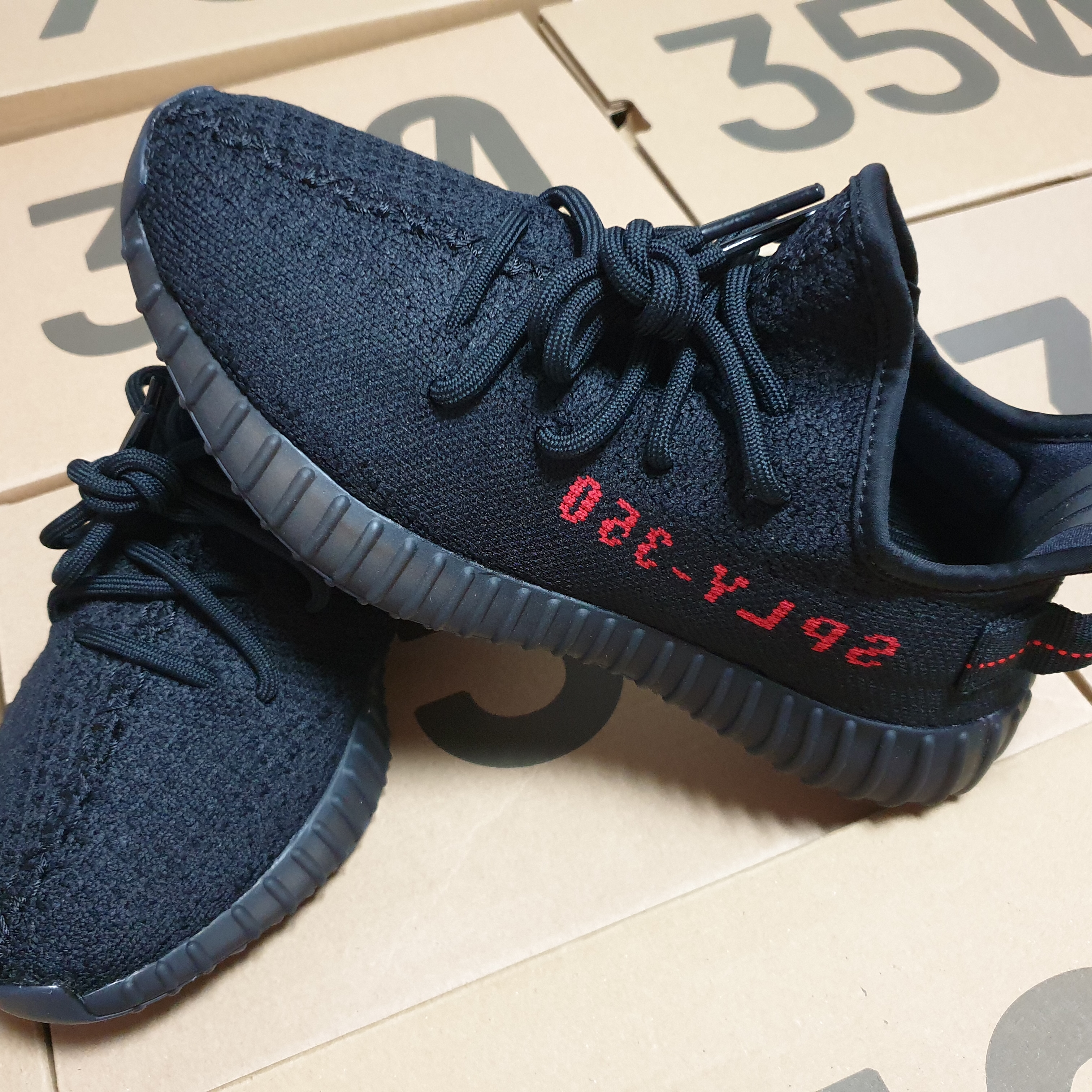 Adidas Yeezy Boost 350 V2 Black Red 2020 착용 스타일 - 2