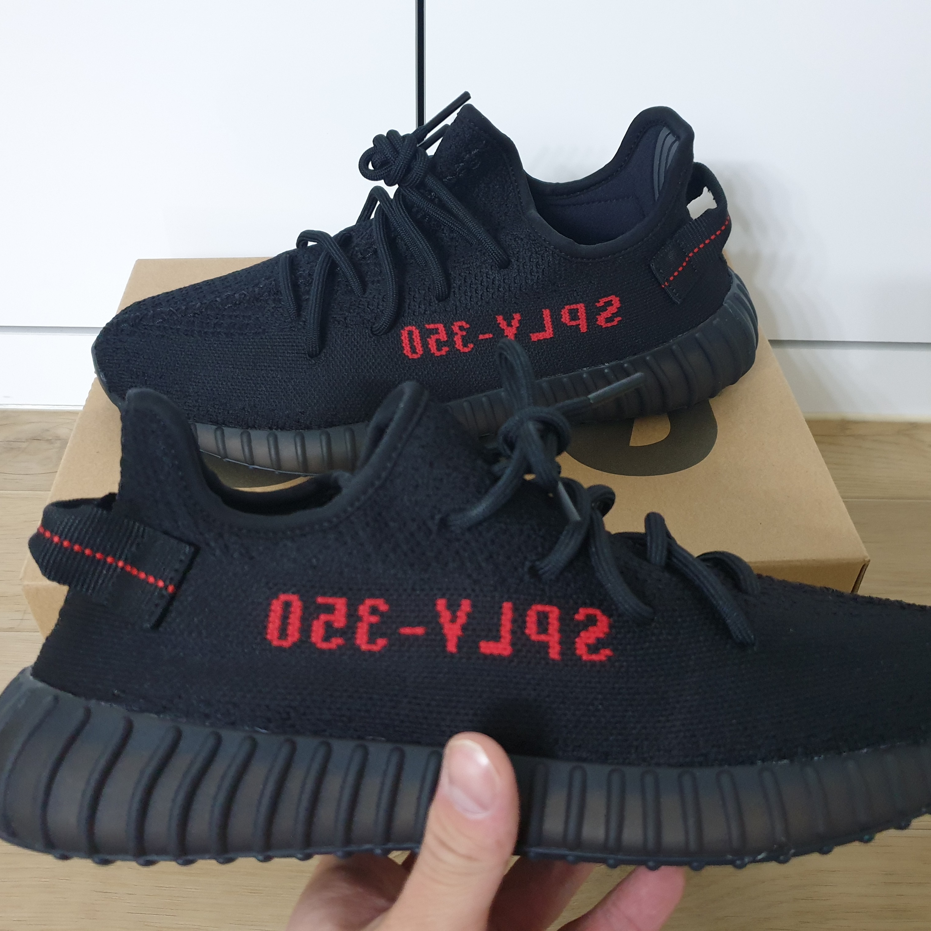 Adidas Yeezy Boost 350 V2 Black Red 2020 착용 스타일 - 2