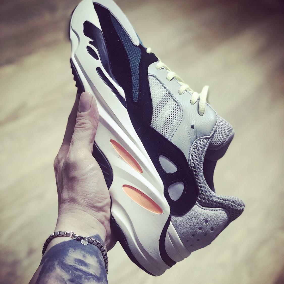 Adidas Yeezy Boost 700 Wave Runner Solid Grey 2017/2019 착용 스타일