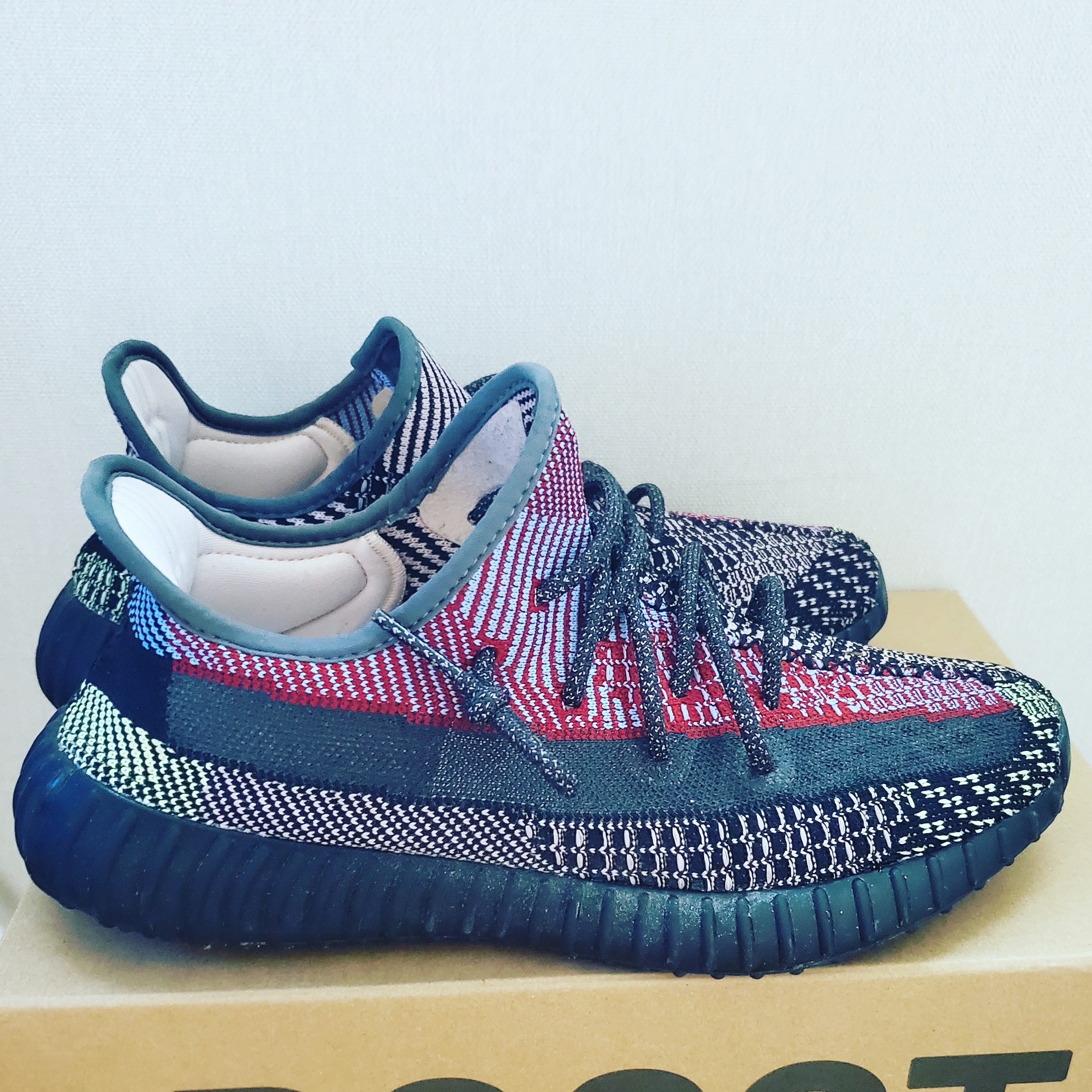 Adidas Yeezy Boost 350 V2 Yecheil - Non-Reflective 착용 스타일