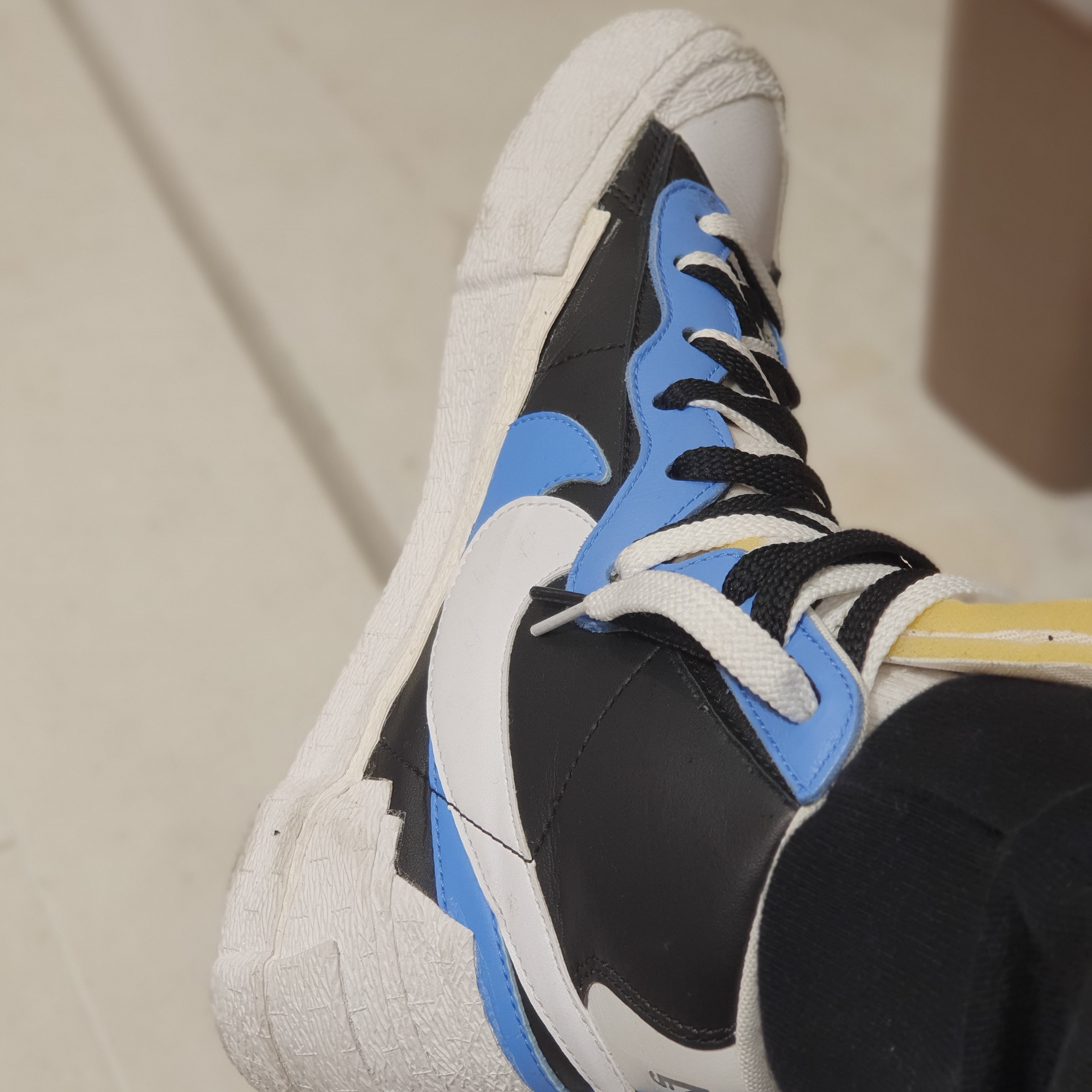 Nike x Sacai Blazer Mid White Black Legend Blue 착용 스타일 - 1