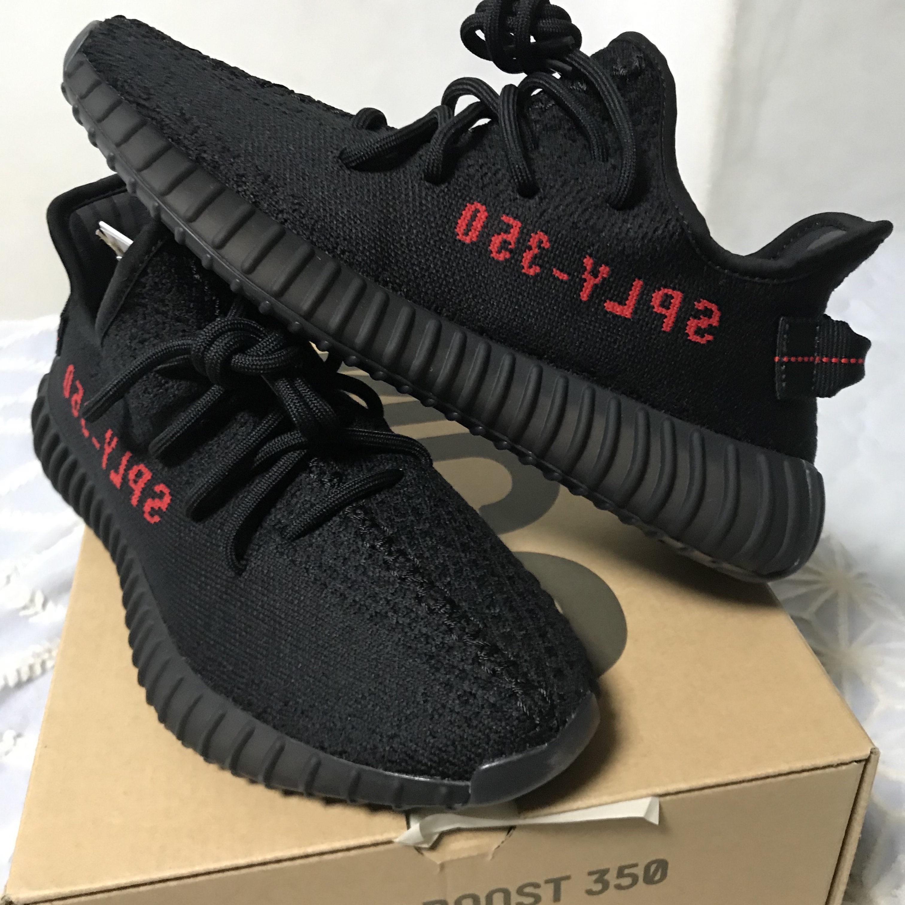 Adidas Yeezy Boost 350 V2 Black Red 2020 착용 스타일