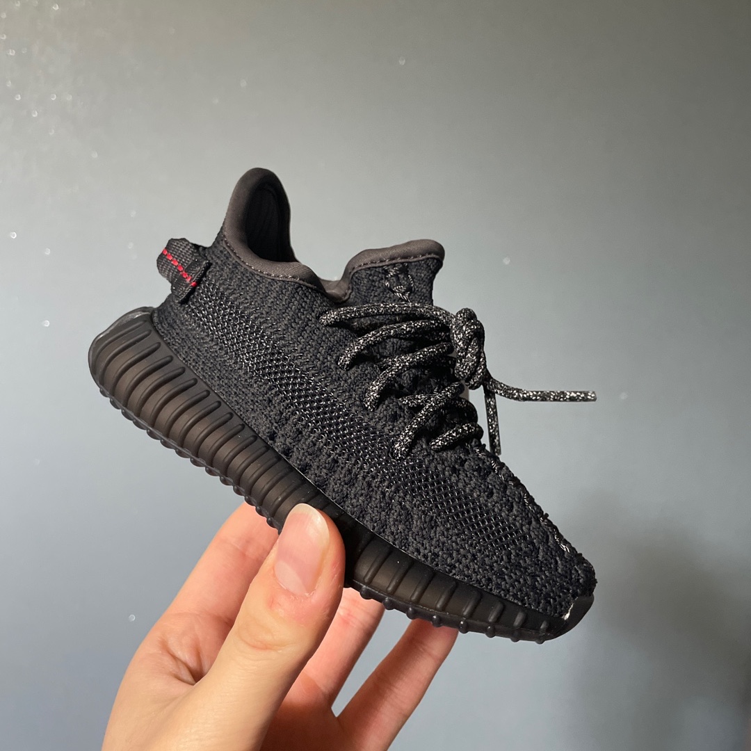 (Infant) Adidas Yeezy Boost 350 V2 Black 착용 스타일 - 1