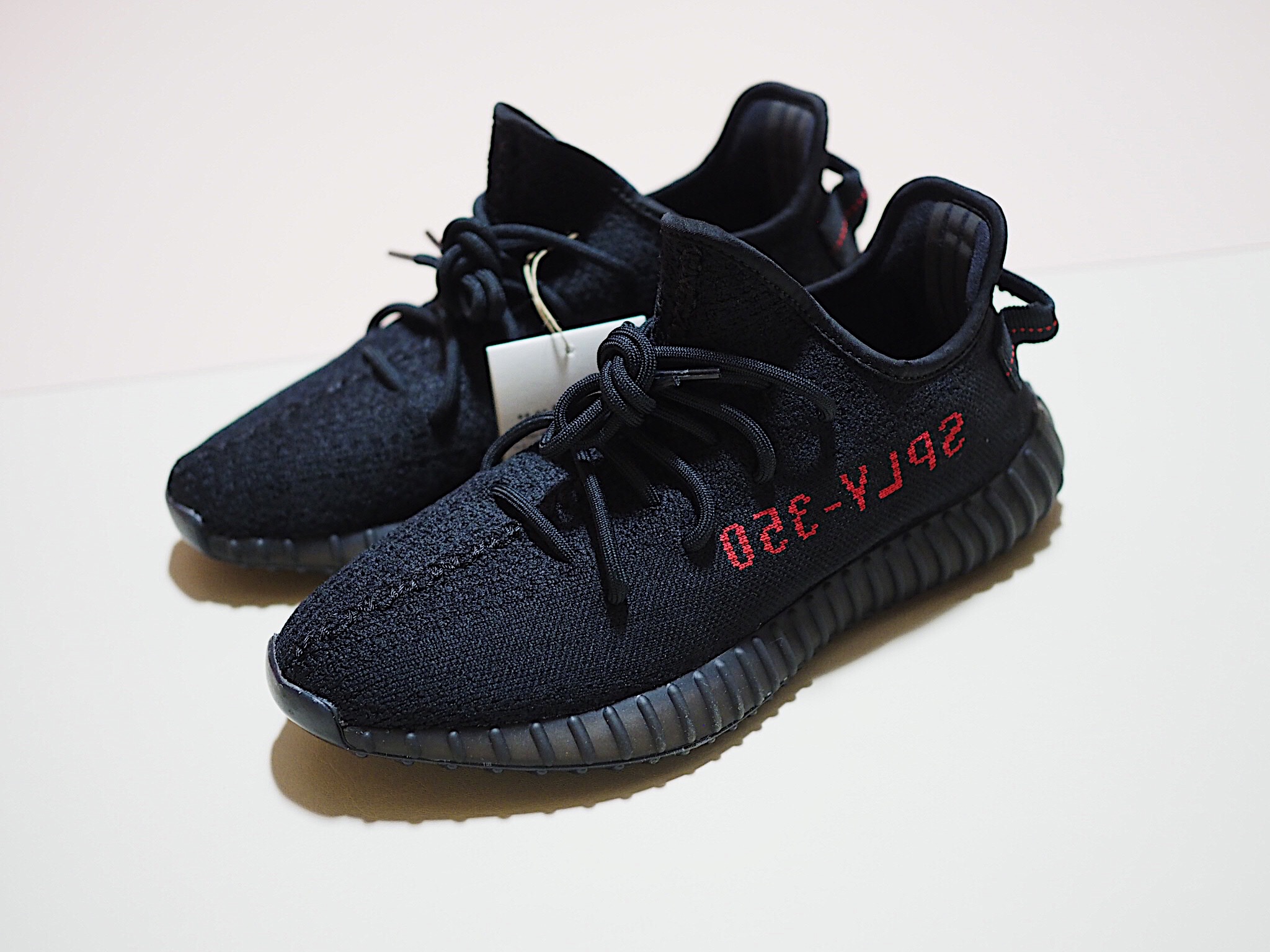 Adidas Yeezy Boost 350 V2 Black Red 2020 착용 스타일 - 3