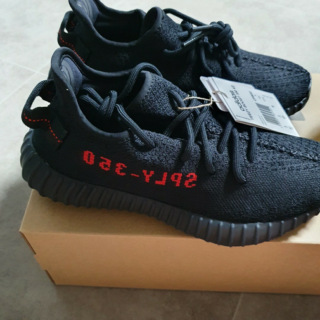 Adidas Yeezy Boost 350 V2 Black Red 2020, Jordan 4 Retro OG Fire Red 2020 착용 스타일 - 2