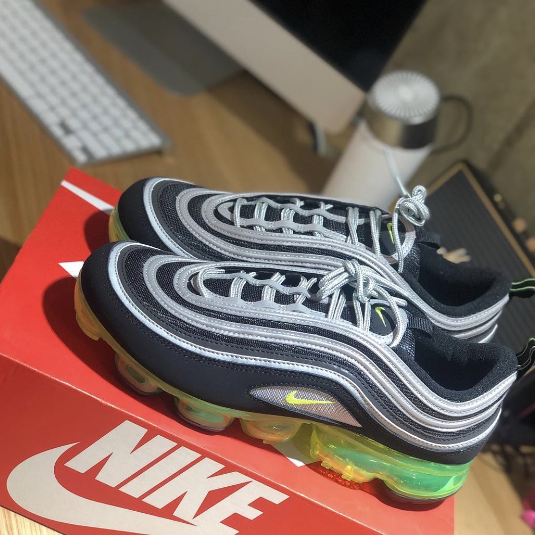 Nike Air VaporMax 97 Black Volt 착용 스타일