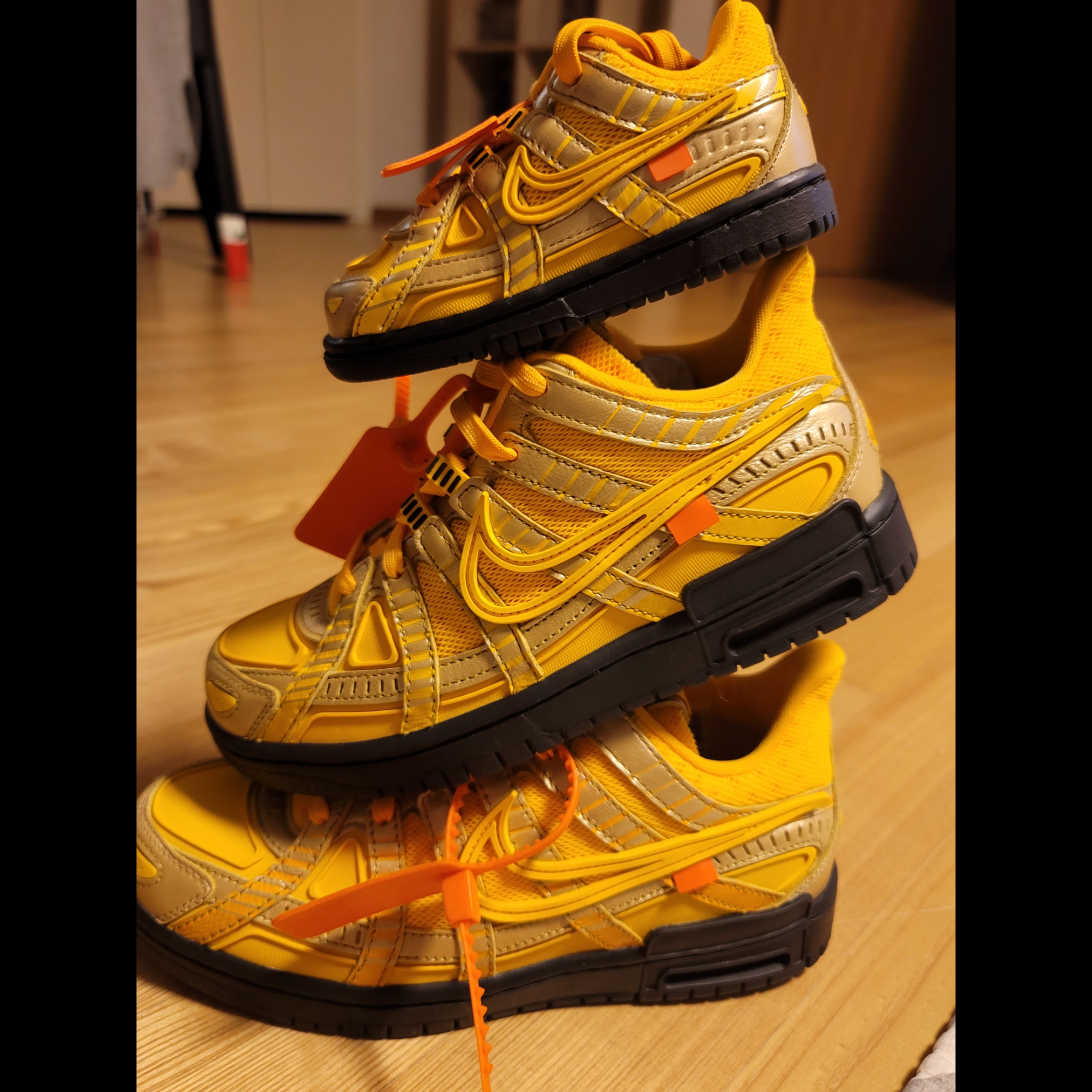 Nike x Off-White Air Rubber Dunk University Gold 착용 스타일