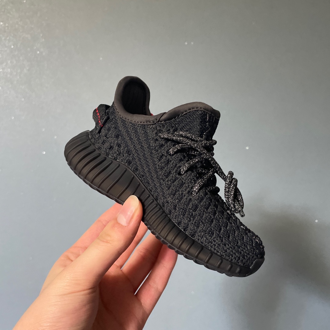 (Infant) Adidas Yeezy Boost 350 V2 Black 착용 스타일 - 2