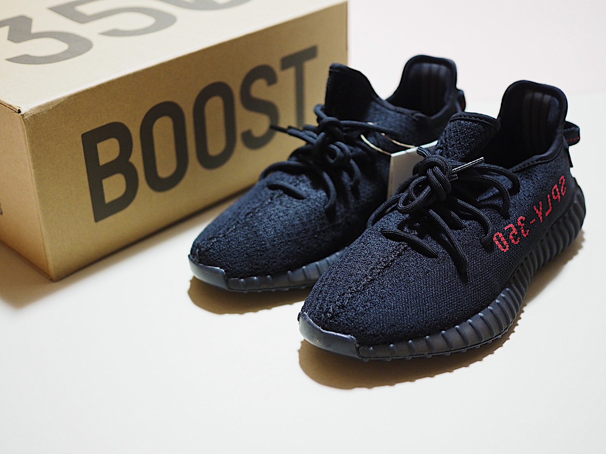 Adidas Yeezy Boost 350 V2 Black Red 2020 착용 스타일 - 2