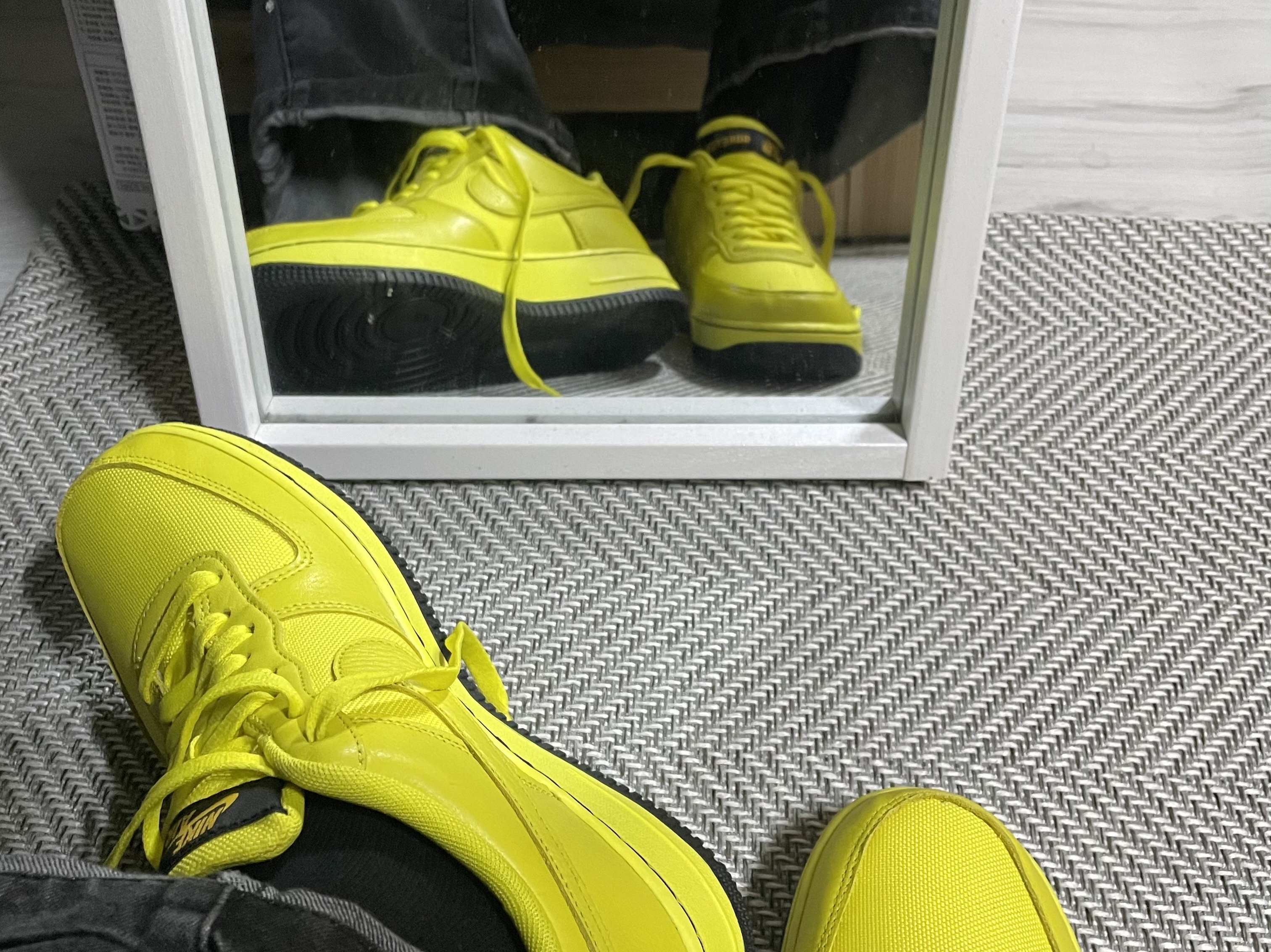 Nike Air Force 1 Low Gore-Tex Dynamic Yellow 착용 스타일 - 2