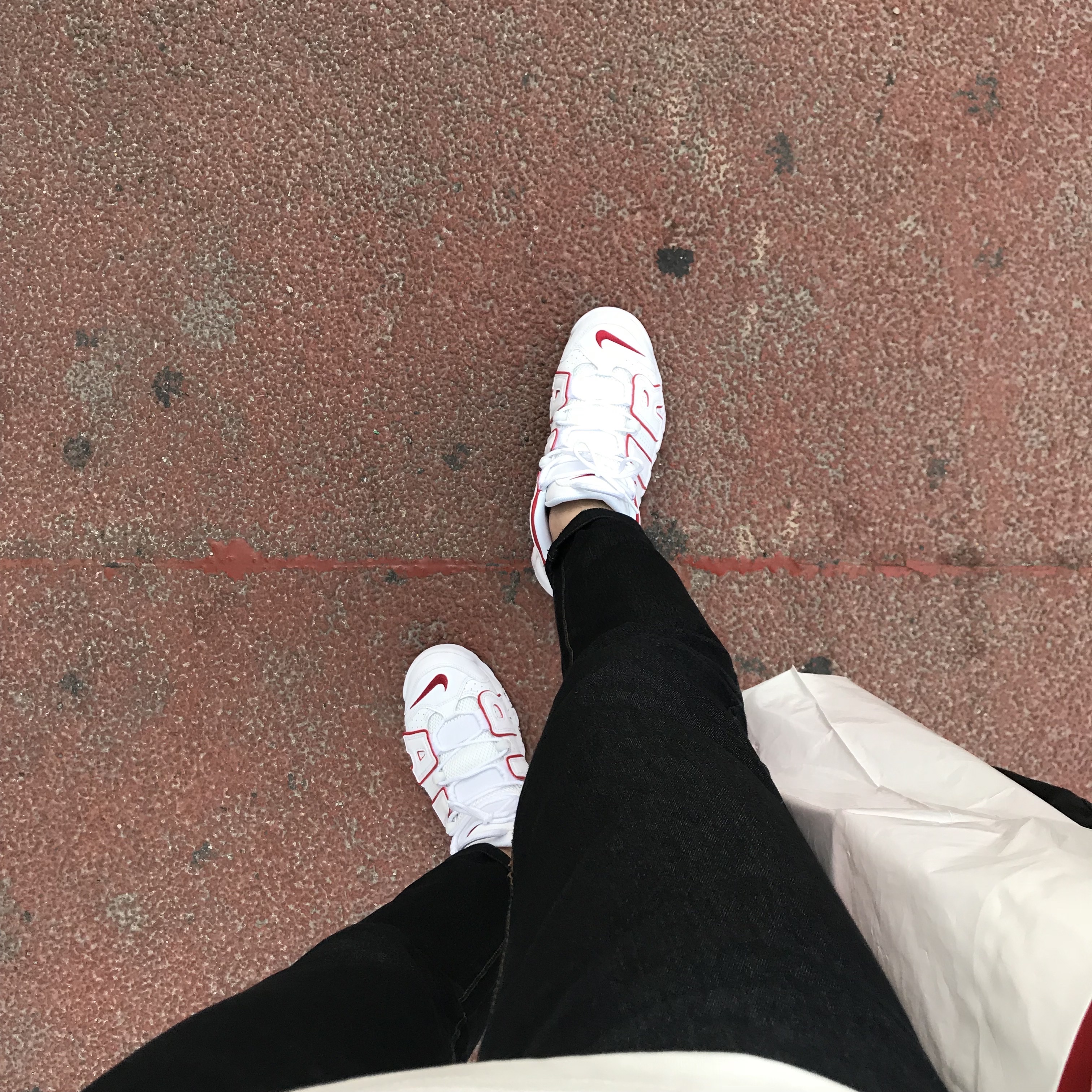 Nike Air More Uptempo White Varsity Red 2018 착용 스타일