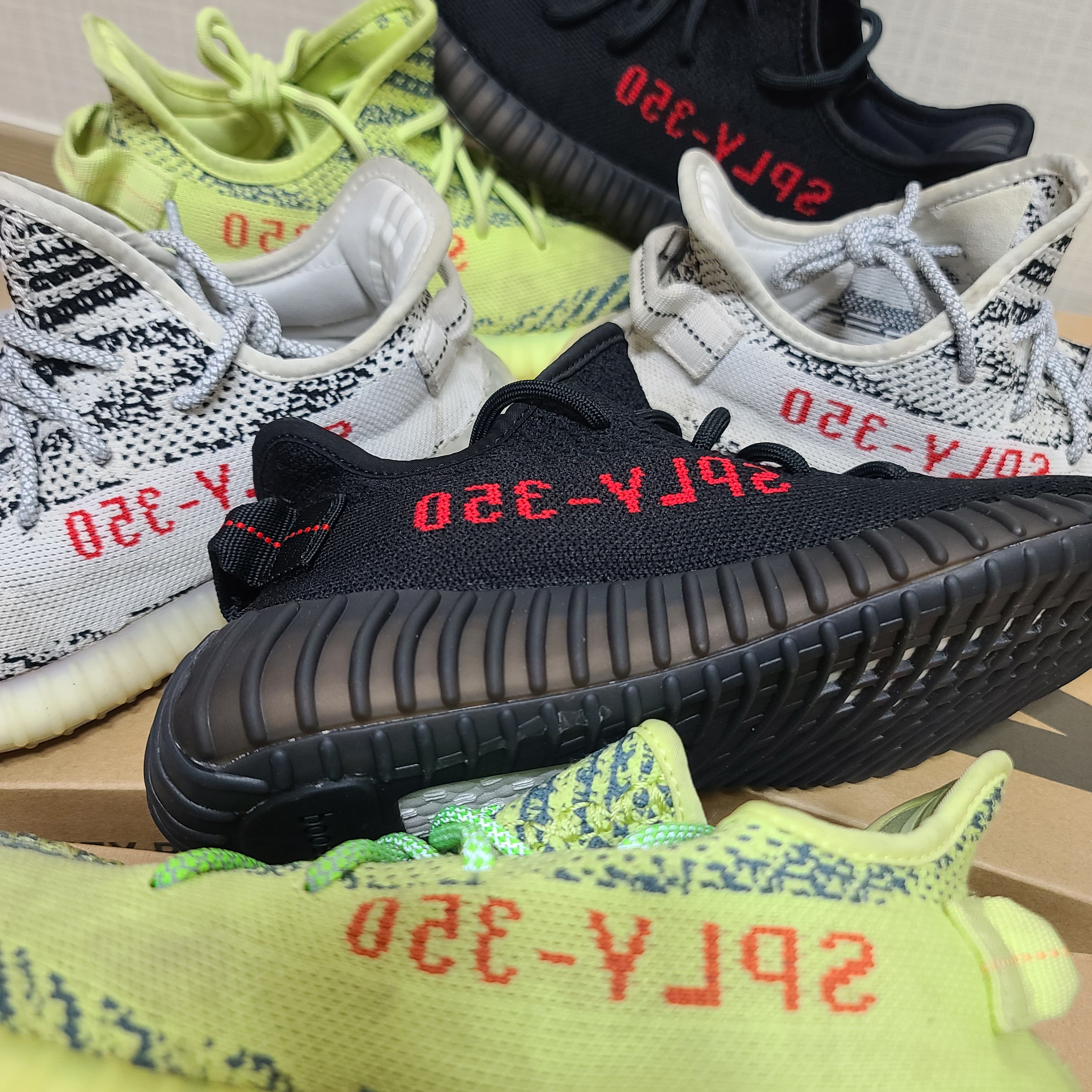 Adidas Yeezy Boost 350 V2 Black Red 2020, Adidas Yeezy Boost 350 V2 Zebra 2017/2019/2020 착용 스타일 - 1