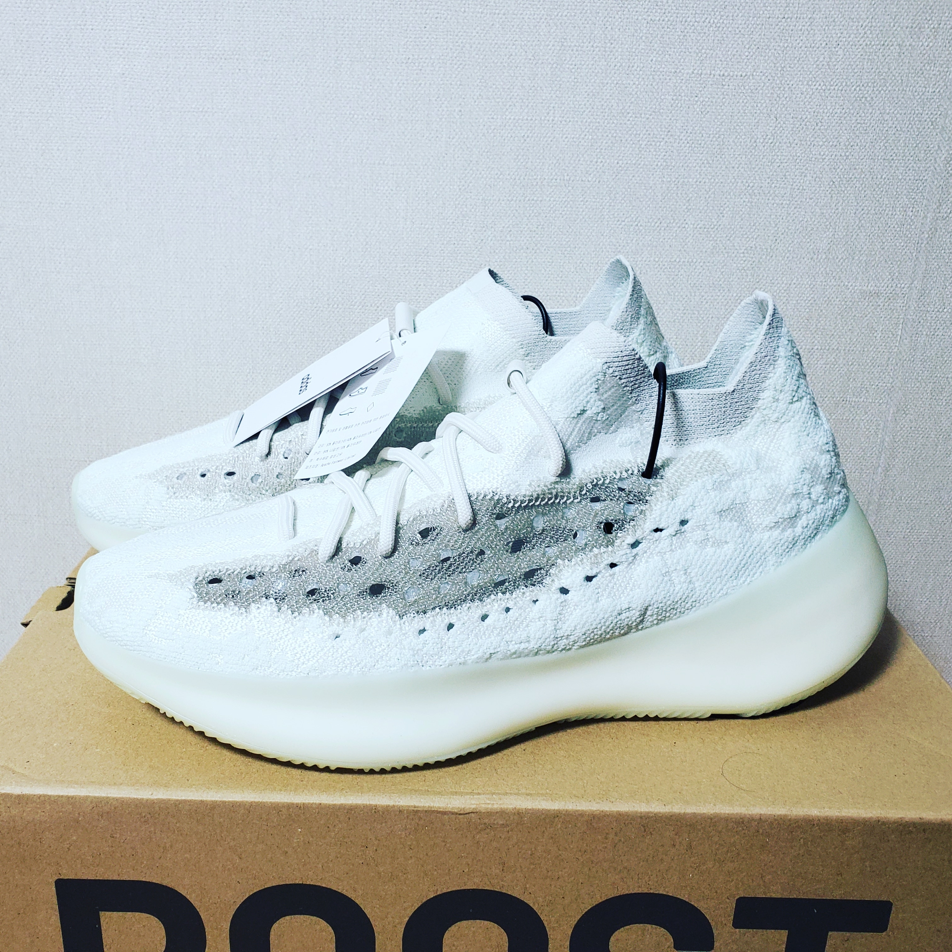 Adidas Yeezy Boost 380 Calcite Glow 착용 스타일