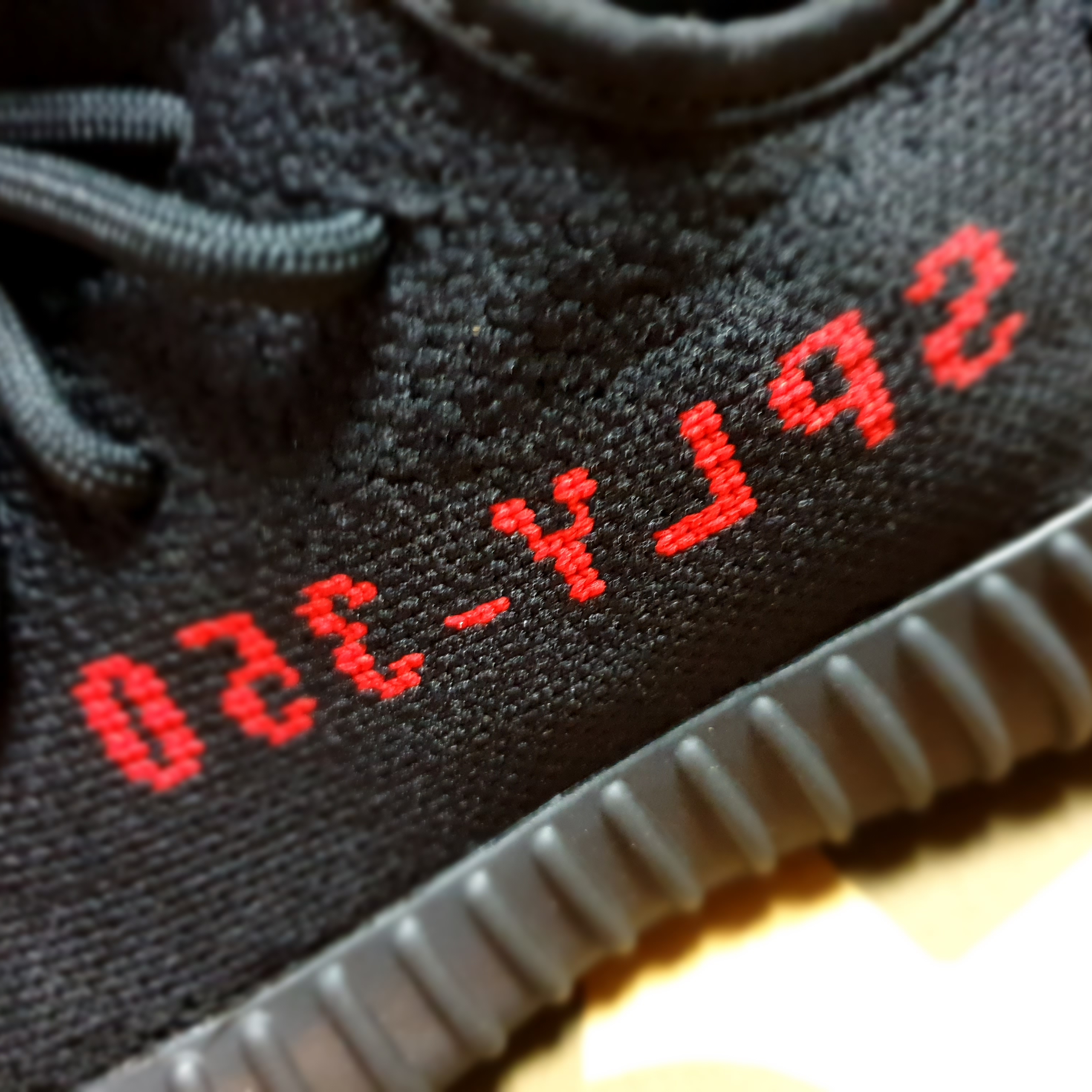 Adidas Yeezy Boost 350 V2 Black Red 2020 착용 스타일 - 4