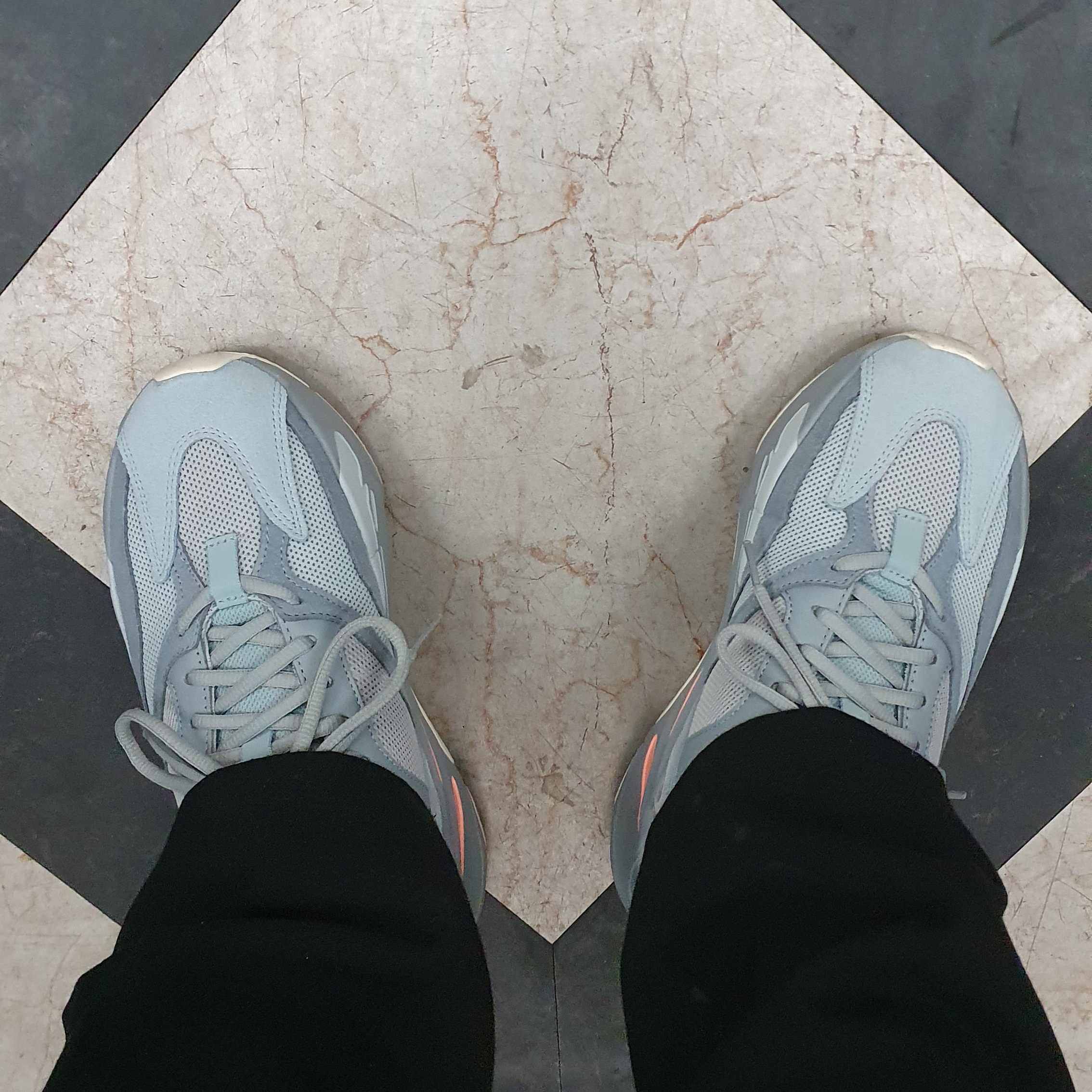 Adidas Yeezy Boost 700 Inertia 착용 스타일