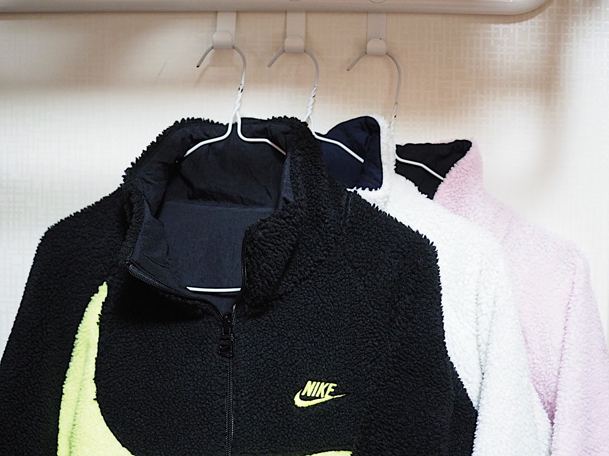 Nike Big Swoosh Full Zip Jacket Black Volt, Nike Big Swoosh Full Zip Jacket White Navy 착용 스타일 - 1