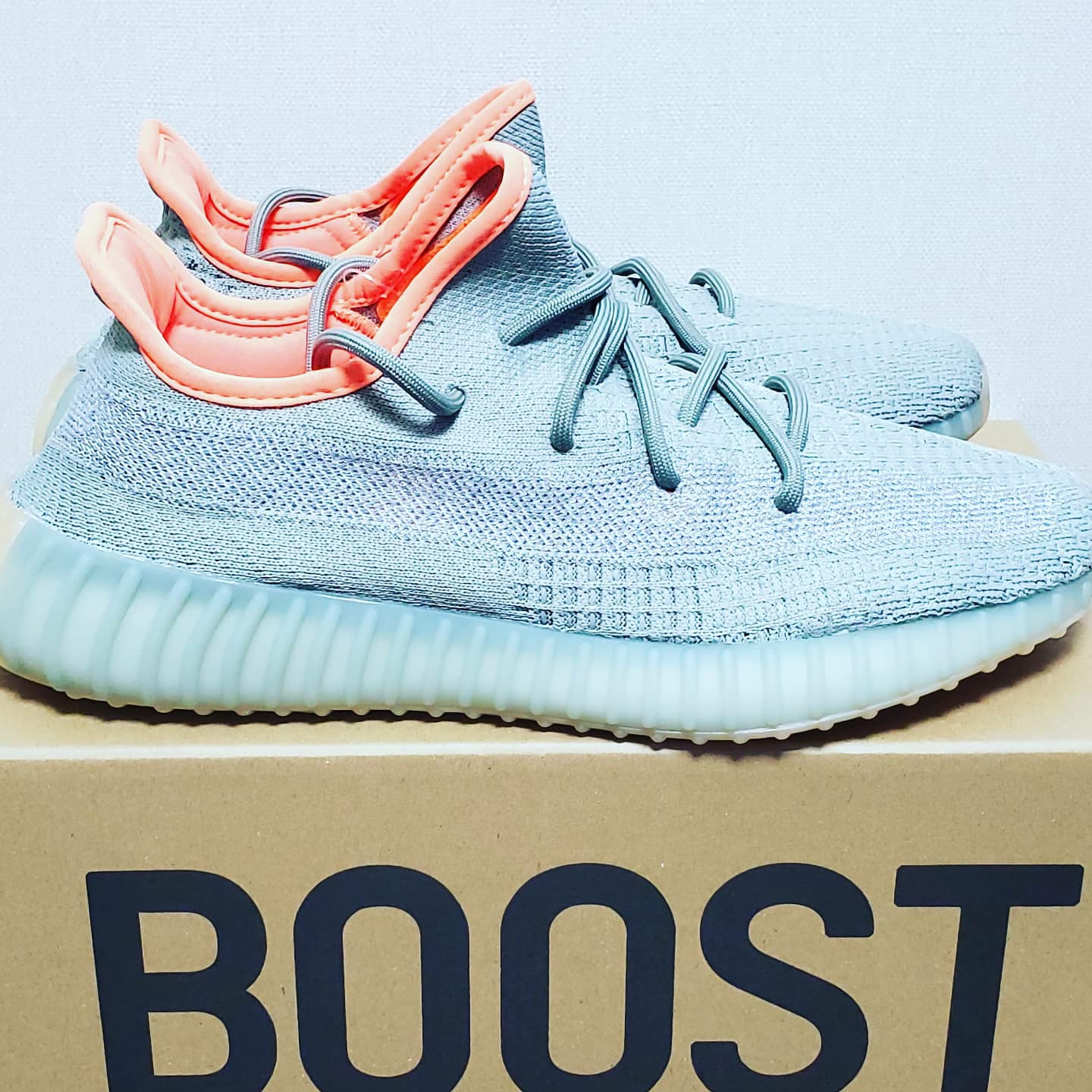 Adidas Yeezy Boost 350 V2 Desert Sage 착용 스타일