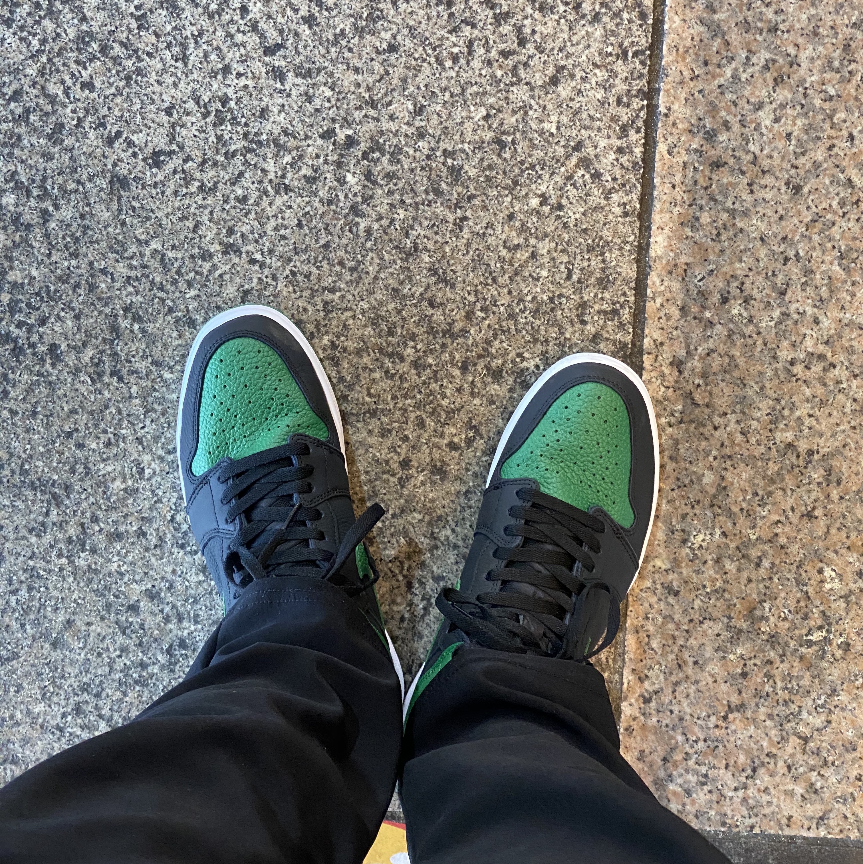 Jordan 1 Retro High OG Pine Green Black 착용 스타일 - 1