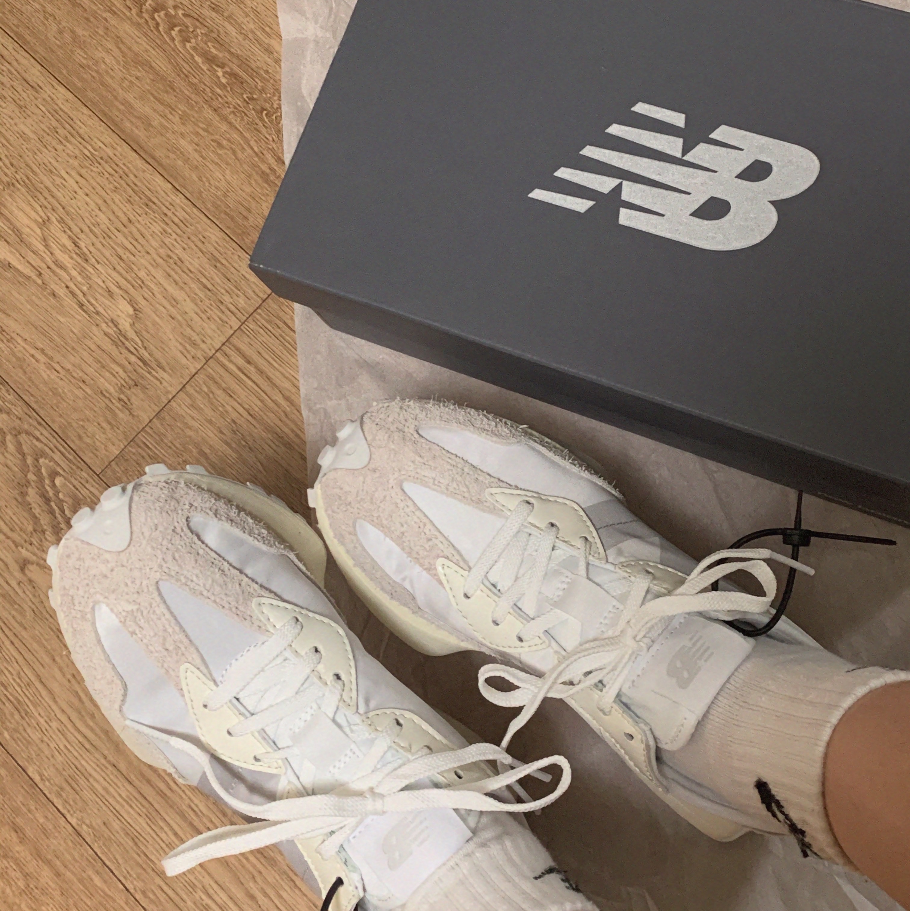 (W) New Balance 327 White Moonbeam 착용 스타일