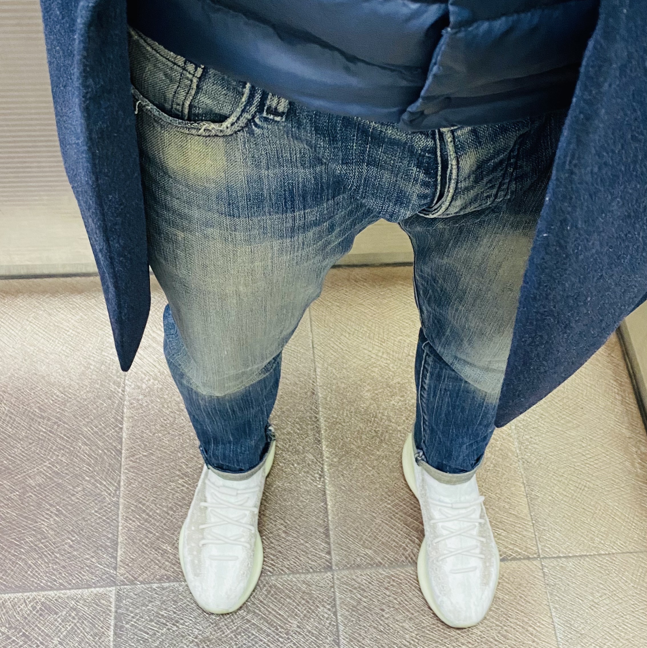 Adidas Yeezy Boost 380 Calcite Glow 착용 스타일 - 2