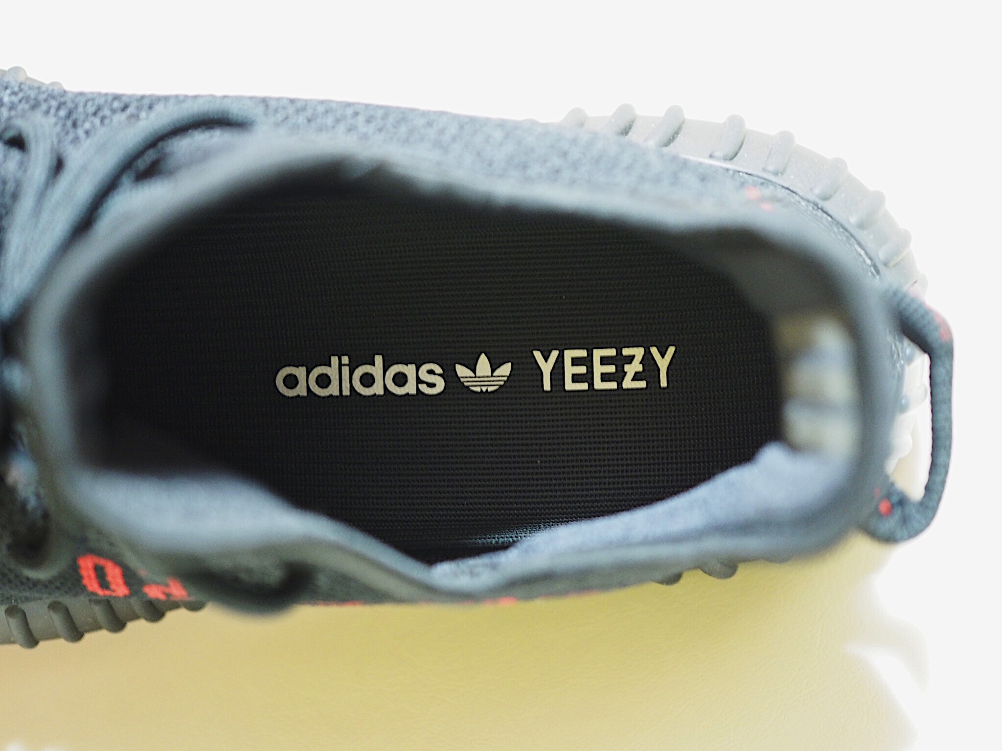 Adidas Yeezy Boost 350 V2 Black Red 2020 착용 스타일 - 4