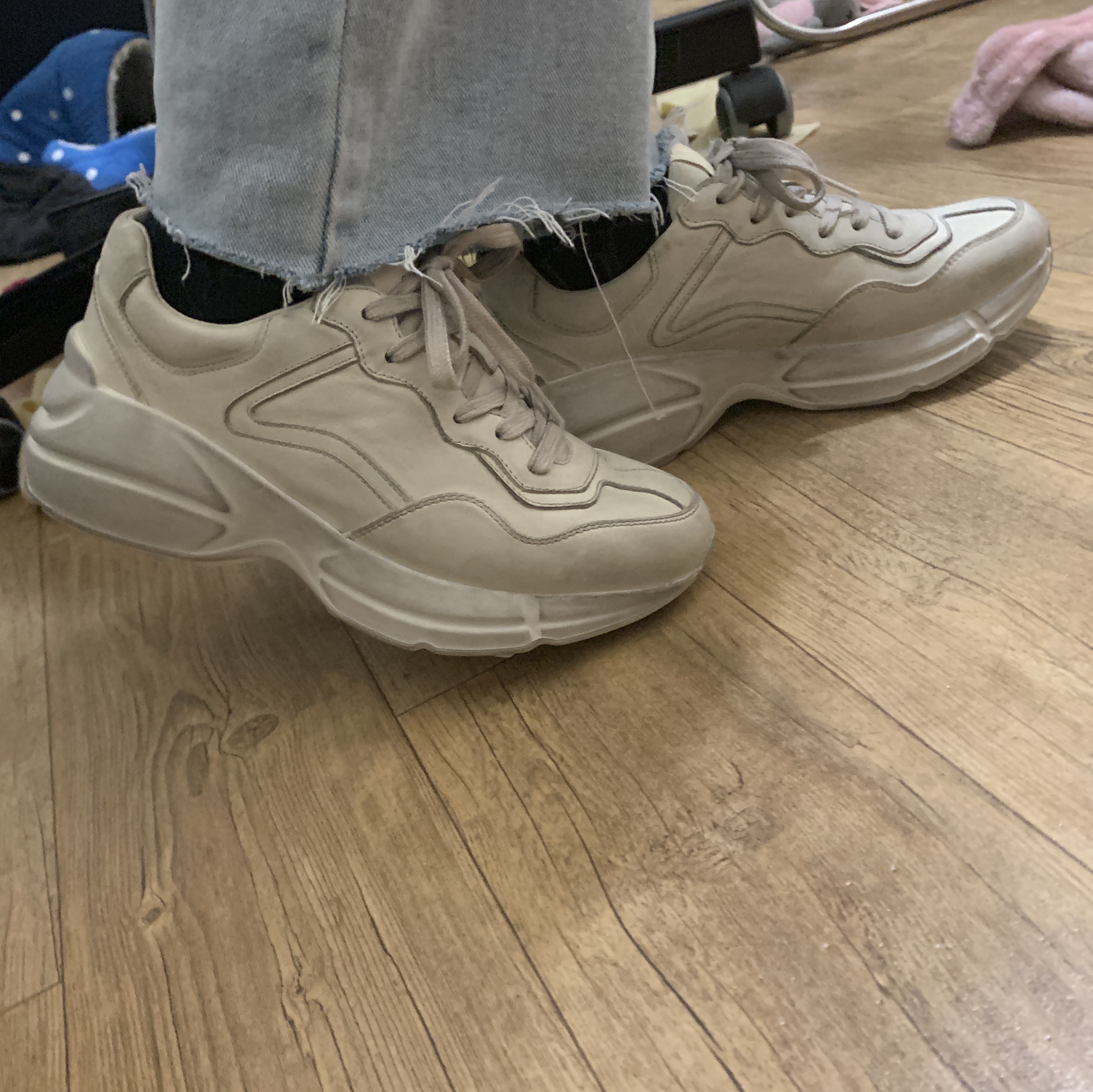 Gucci Rhyton Leather Sneakers Distressed Ivory 착용 스타일