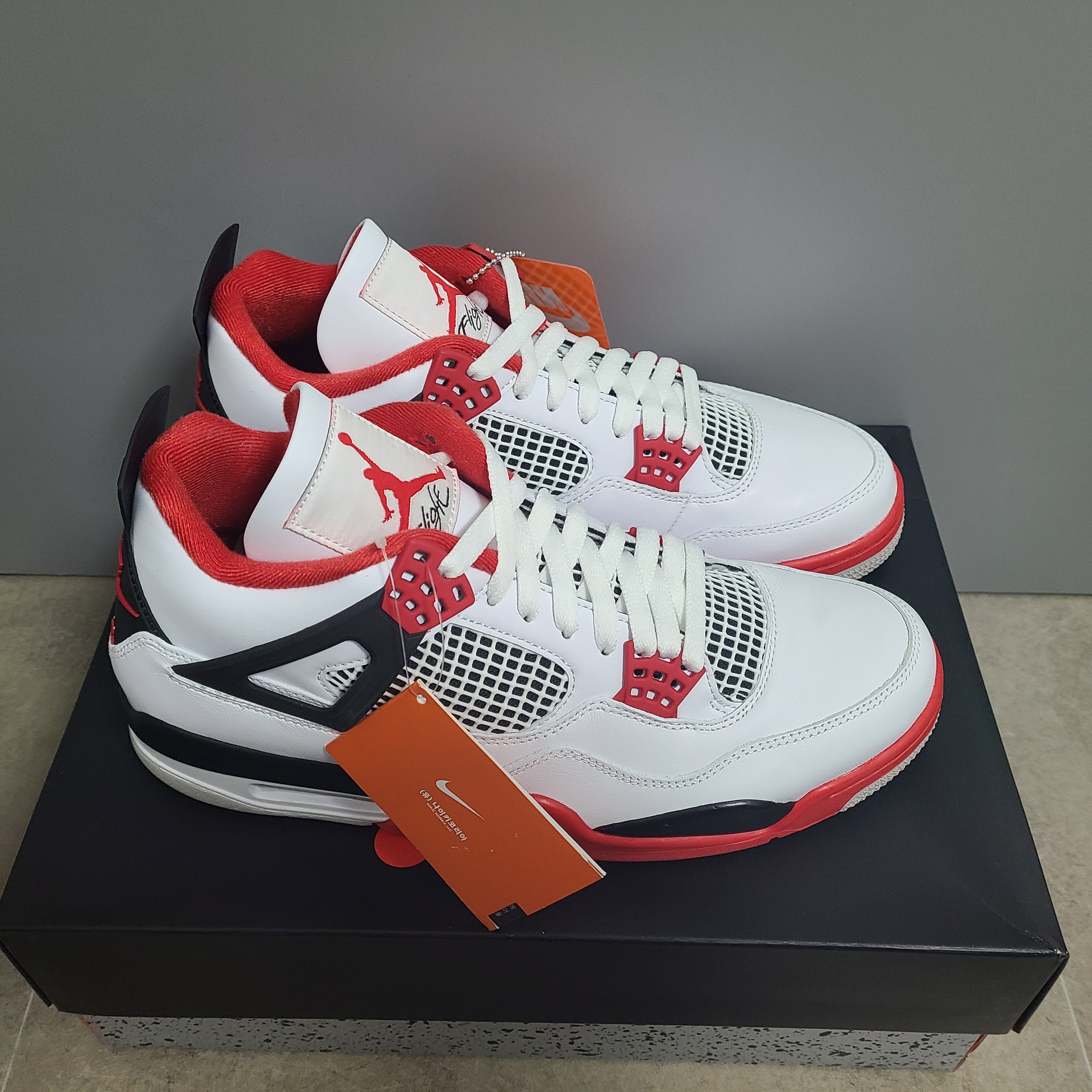 Adidas Yeezy Boost 350 V2 Black Red 2020, Jordan 4 Retro OG Fire Red 2020 착용 스타일 - 3