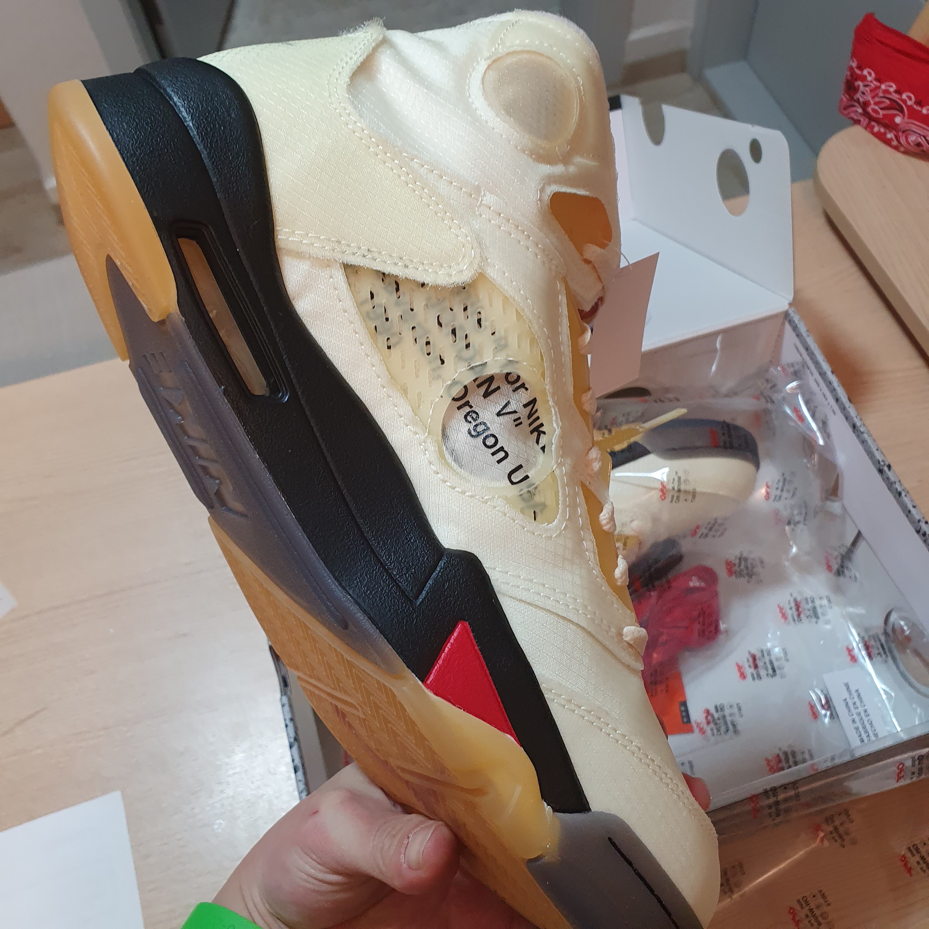 Jordan 5 x Off-White Retro SP Sail Fire Red 착용 스타일