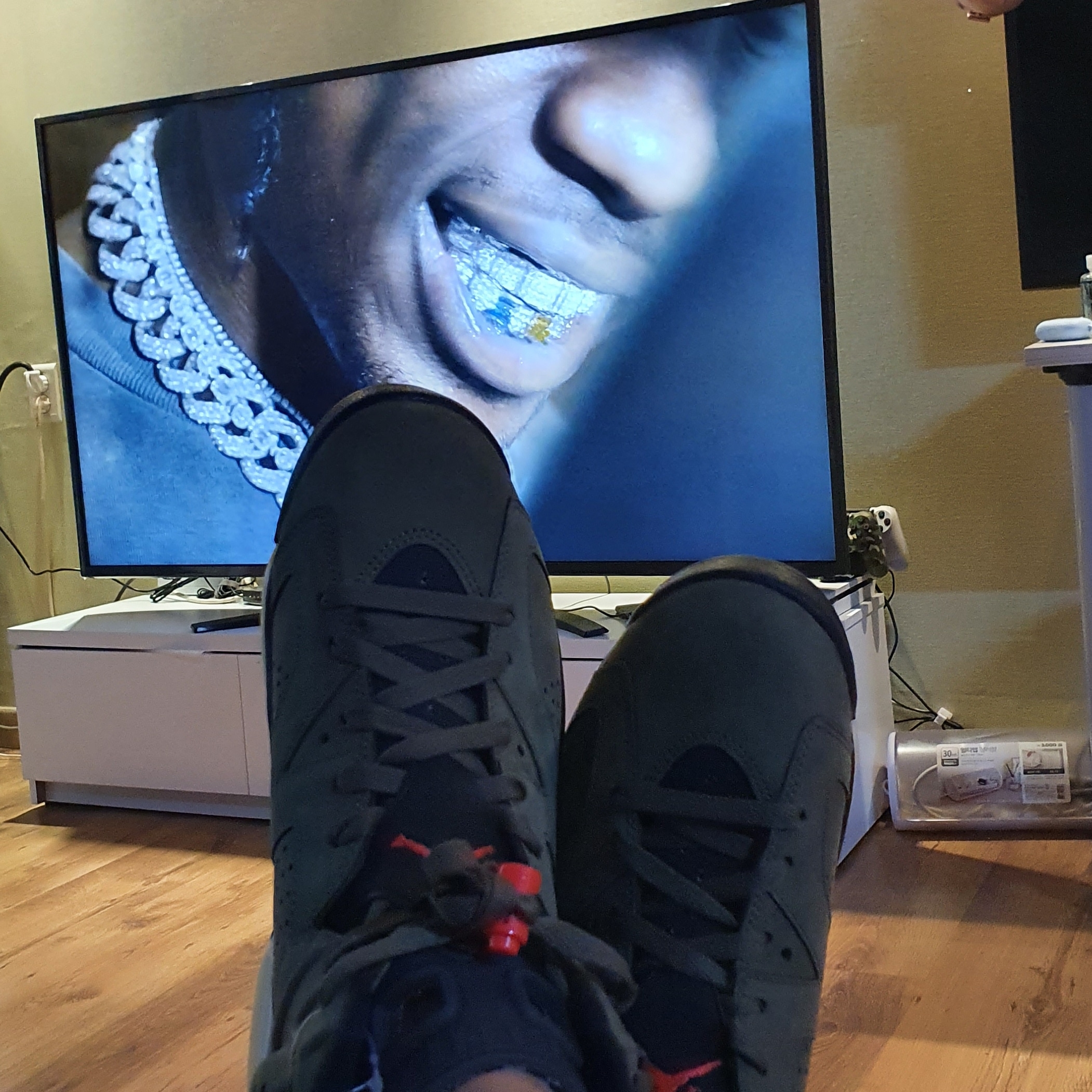 Jordan 6 x Travis Scott Retro Olive 착용 스타일