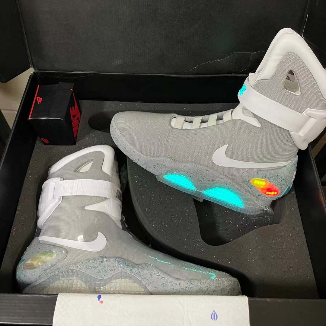 Nike MAG Back to the Future 2011 착용 스타일
