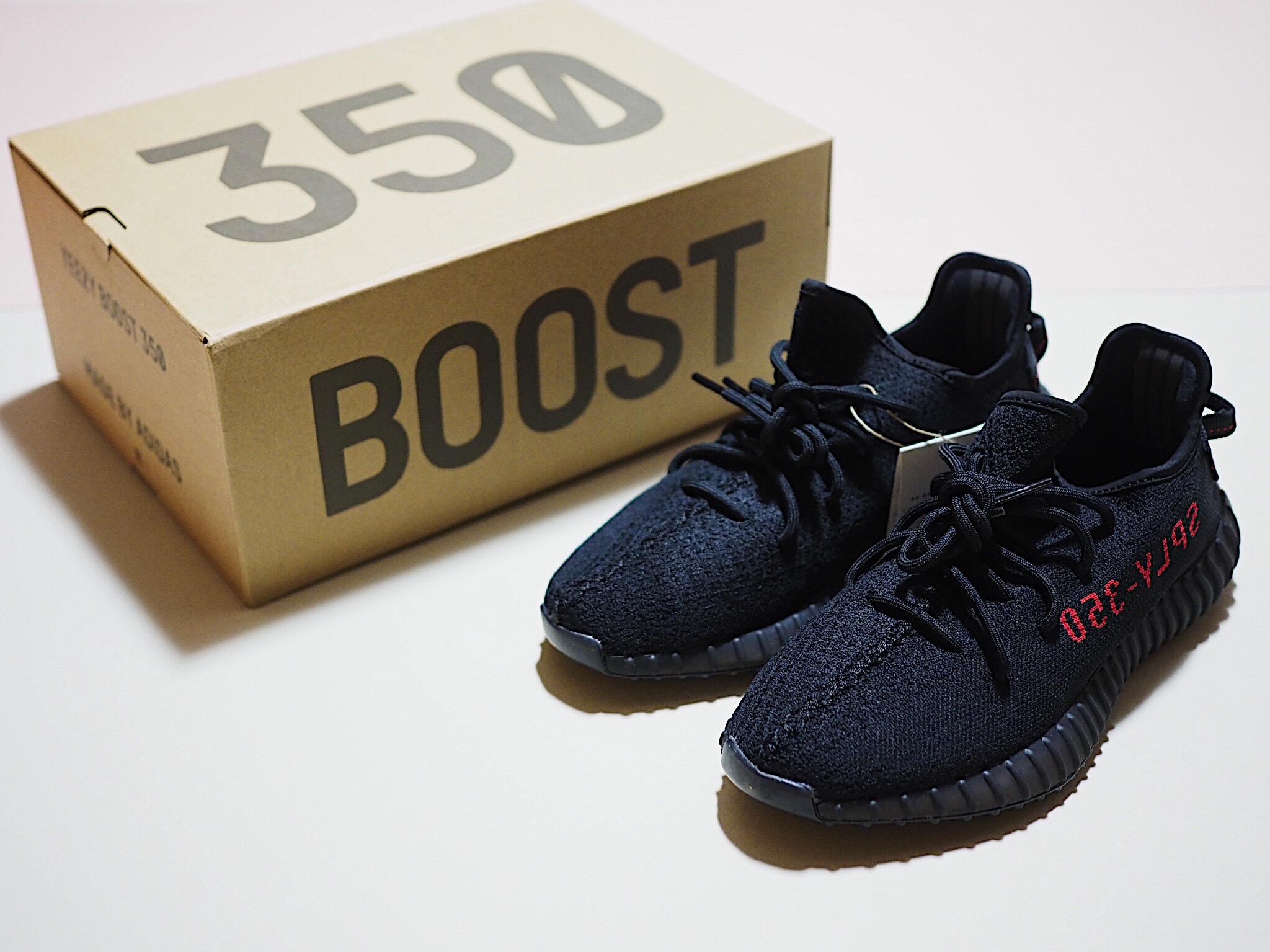 Adidas Yeezy Boost 350 V2 Black Red 2020 착용 스타일 - 1