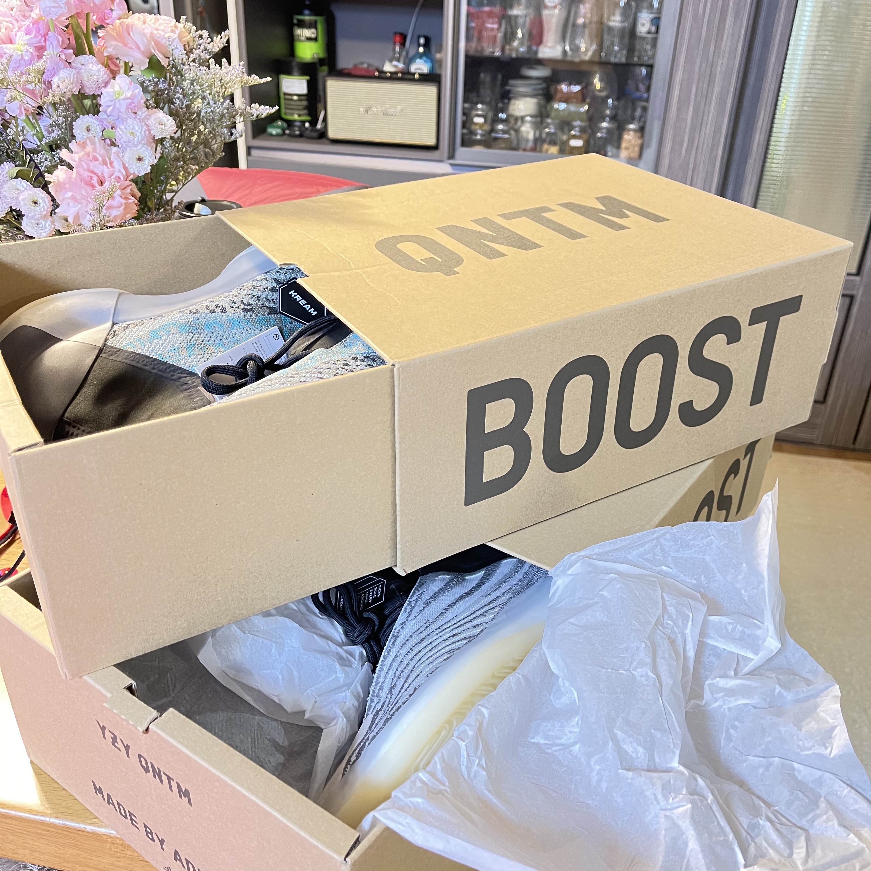 Adidas Yeezy QNTM Lifestyle, Adidas Yeezy QNTM Teal Blue 착용 스타일 - 1