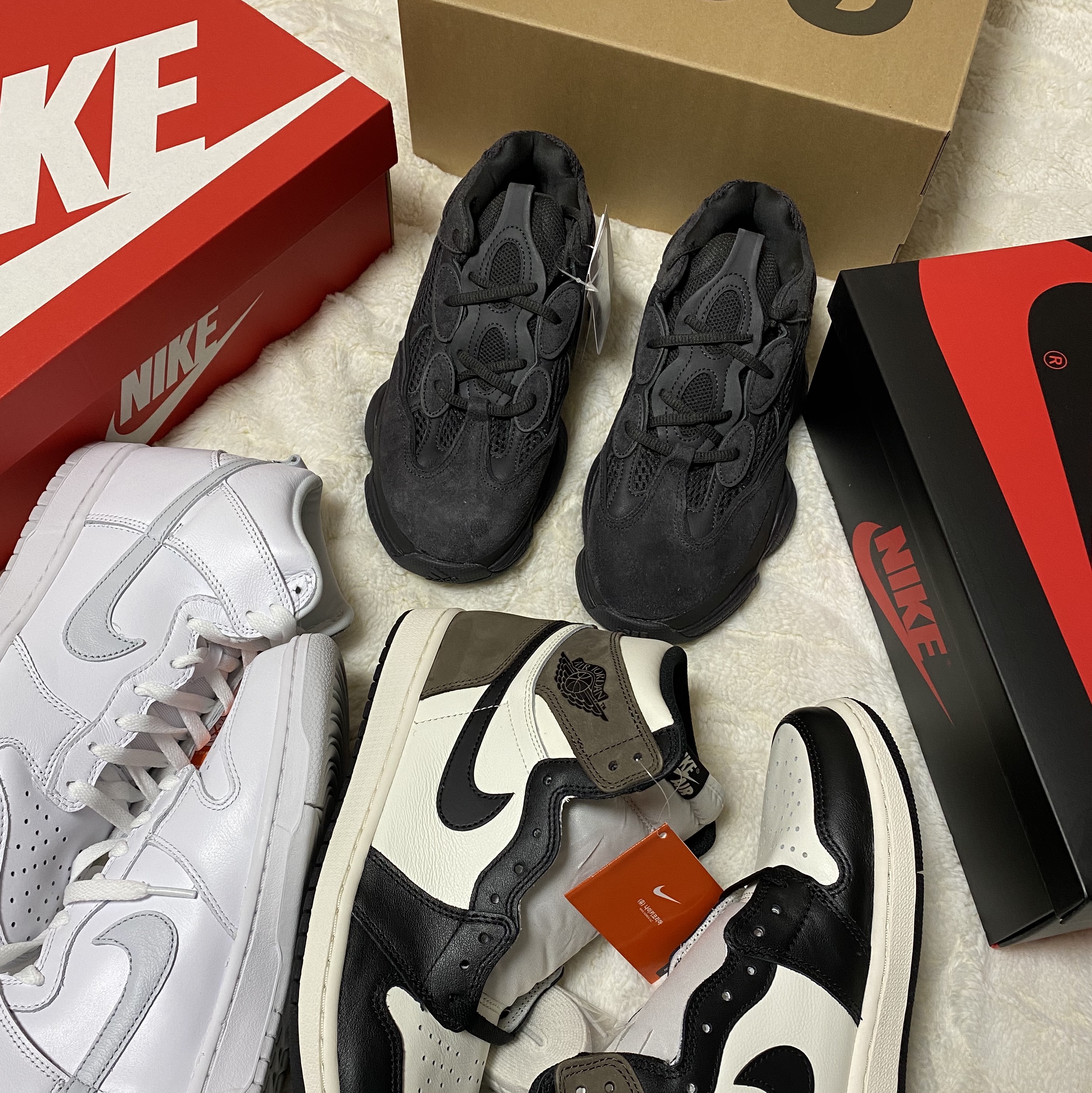 Adidas Yeezy 500 Utility Black 2018/2020, Jordan 1 Retro High OG Black Mocha 착용 스타일