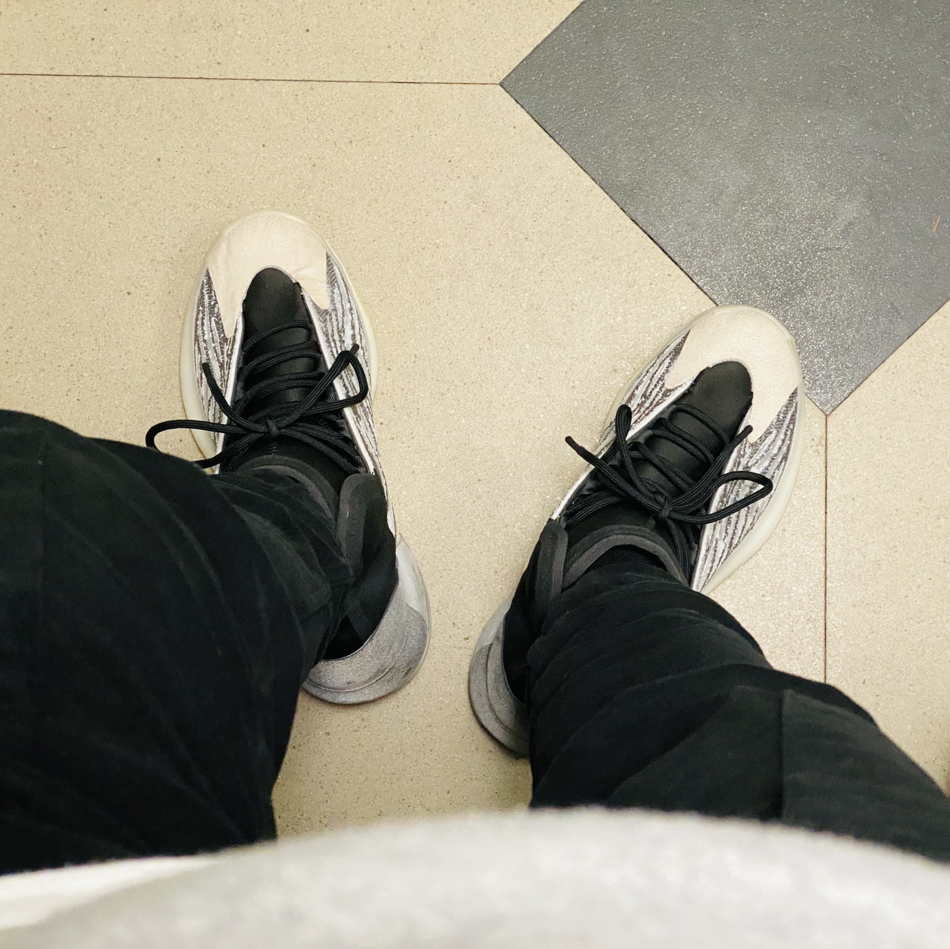 Adidas Yeezy QNTM Lifestyle 착용 스타일