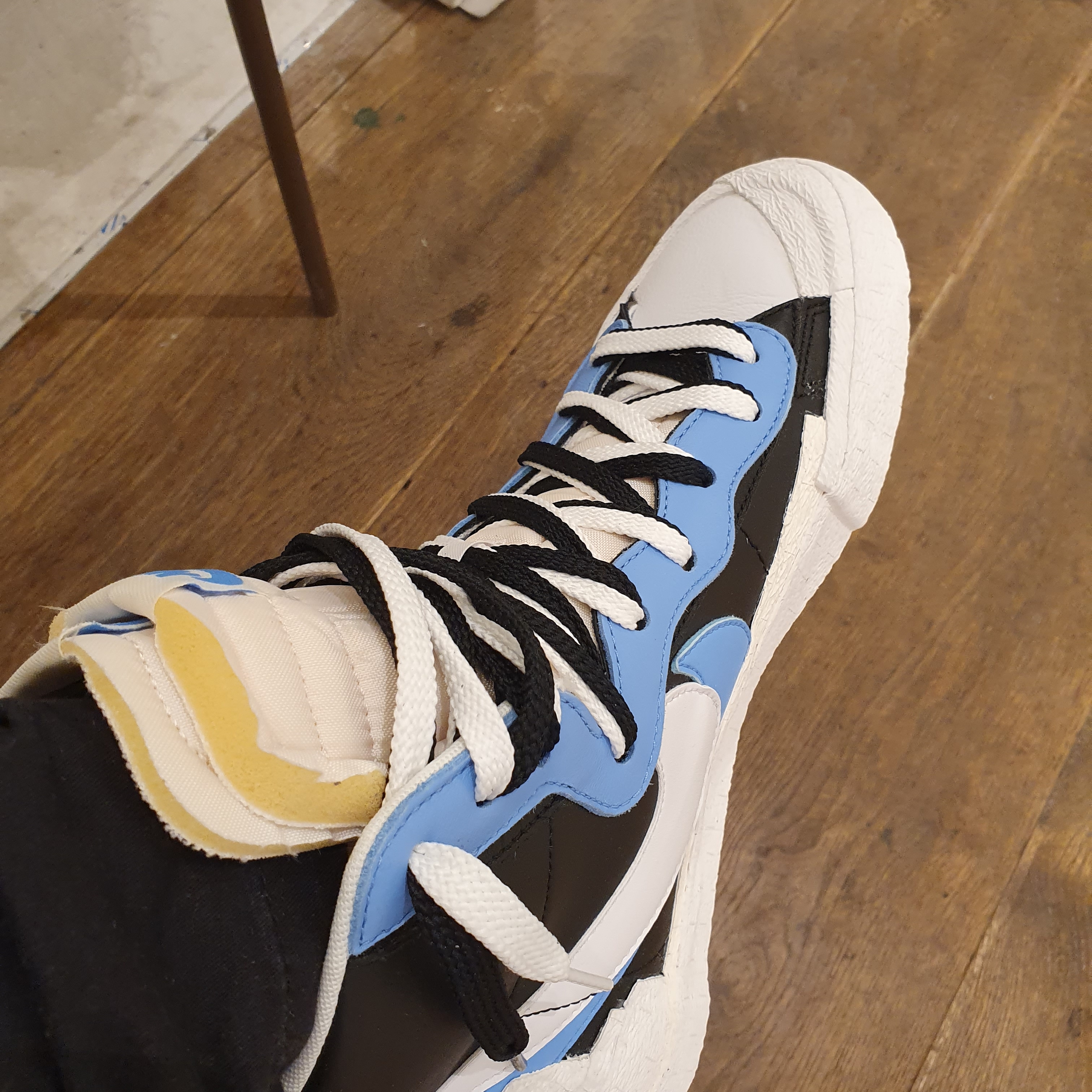 Nike x Sacai Blazer Mid White Black Legend Blue 착용 스타일 - 2