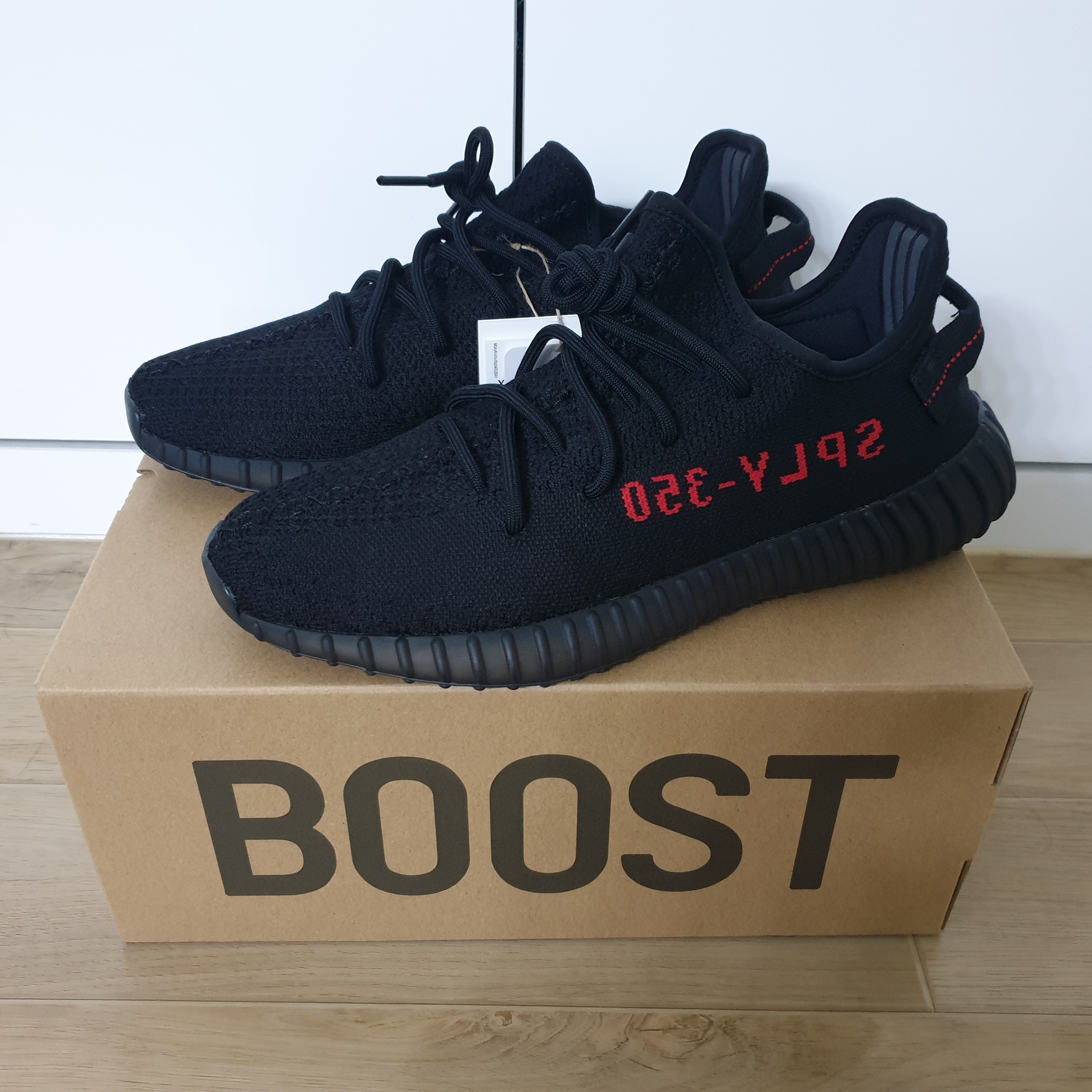 Adidas Yeezy Boost 350 V2 Black Red 2020 착용 스타일 - 1